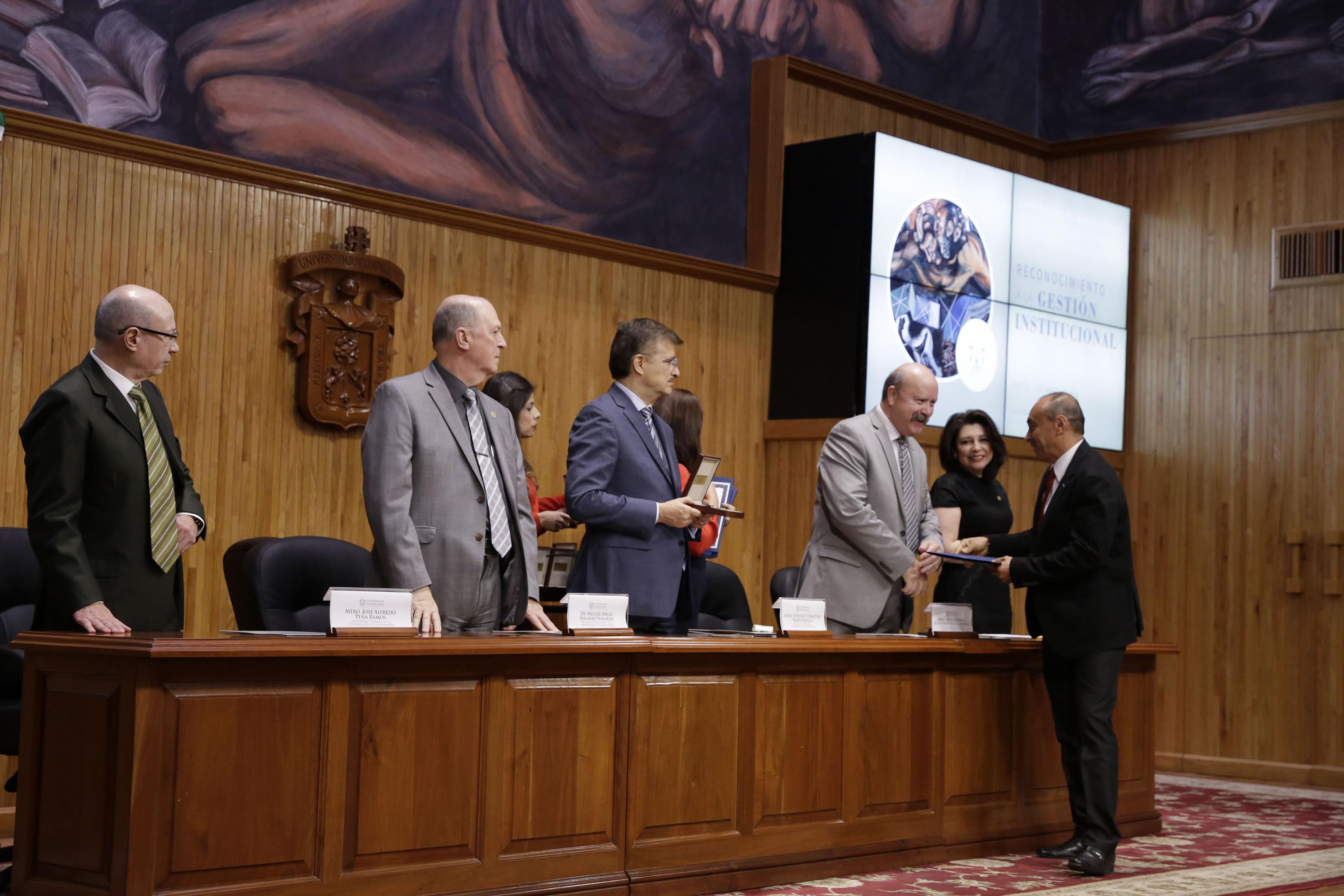 Maestro Javier Espinoza de los Monteros Cárdenas, haciendo entrega de reconocimiento 