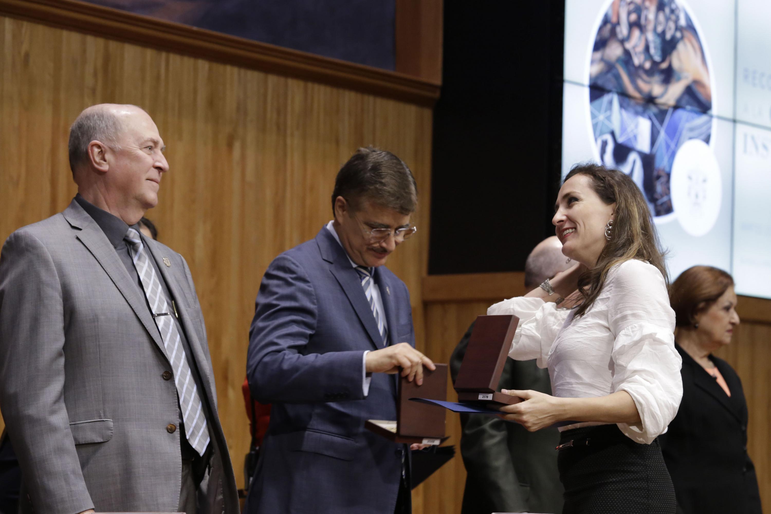 Rector General de la Universidad de Guadalajara (UdeG), maestro Itzcóatl Tonatiuh Bravo, haciendo entrega de reconocimiento 