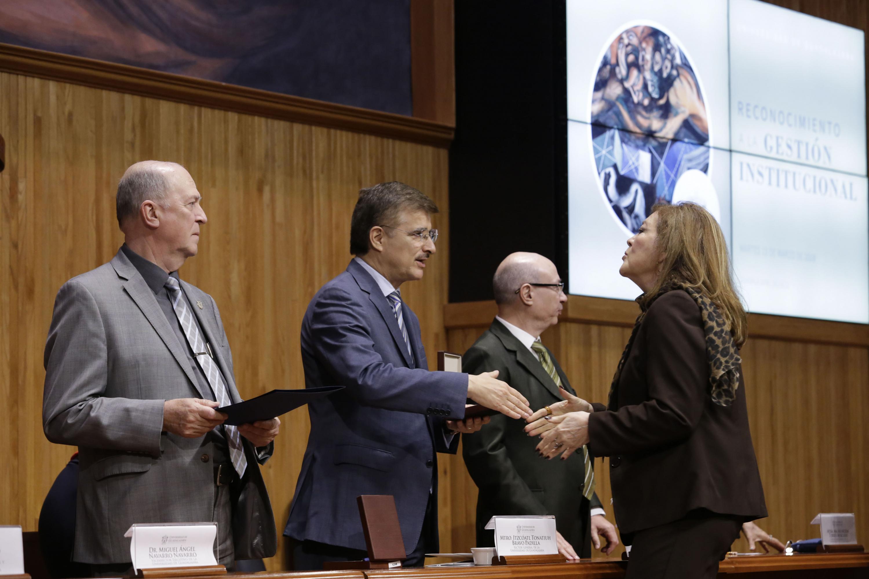 Rector General de la Universidad de Guadalajara (UdeG), maestro Itzcóatl Tonatiuh Bravo, haciendo entrega de reconocimiento 