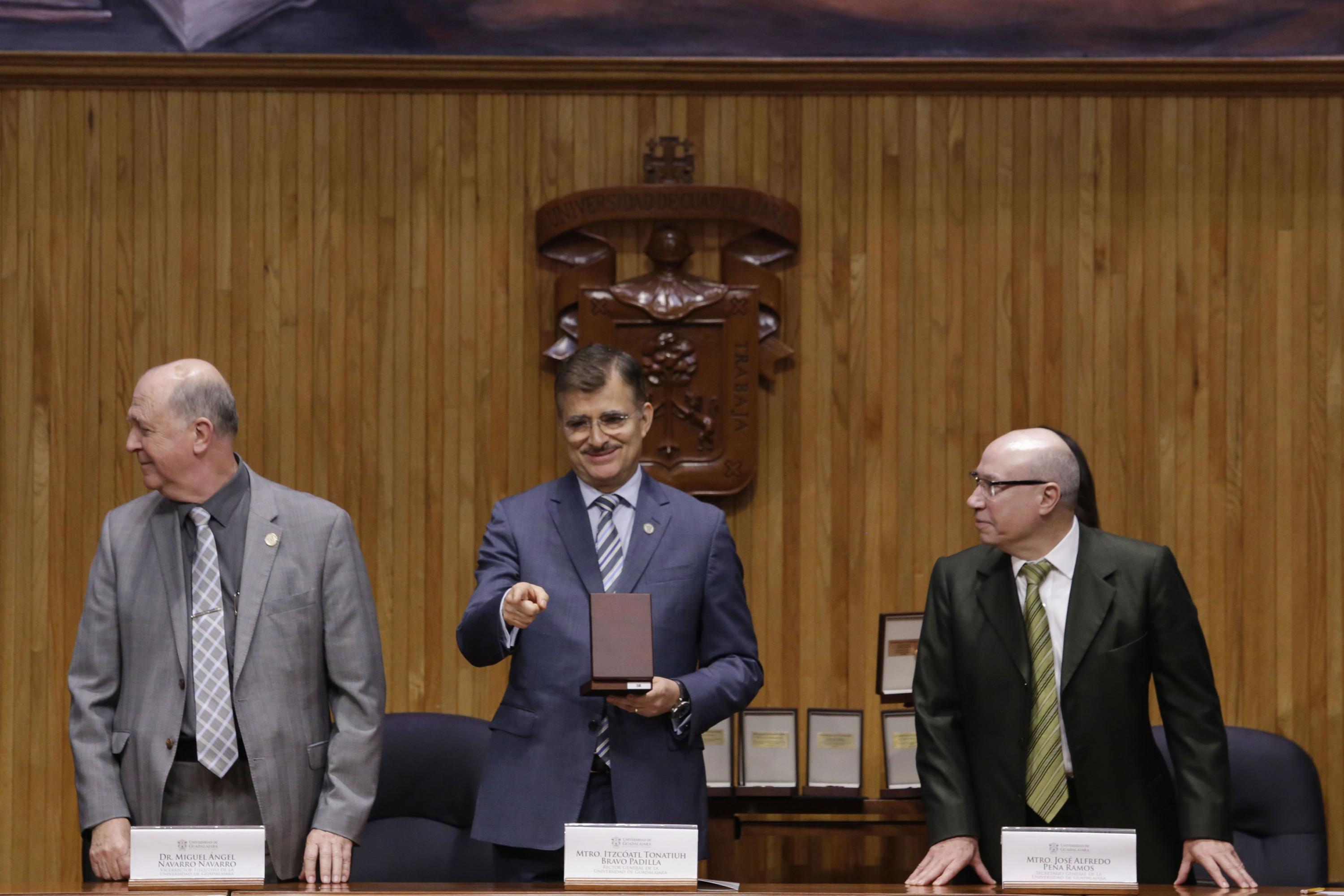 Rector General de la Universidad de Guadalajara (UdeG), maestro Itzcóatl Tonatiuh Bravo Padilla, durante la entrega de reconocimientos al mérito institucional 