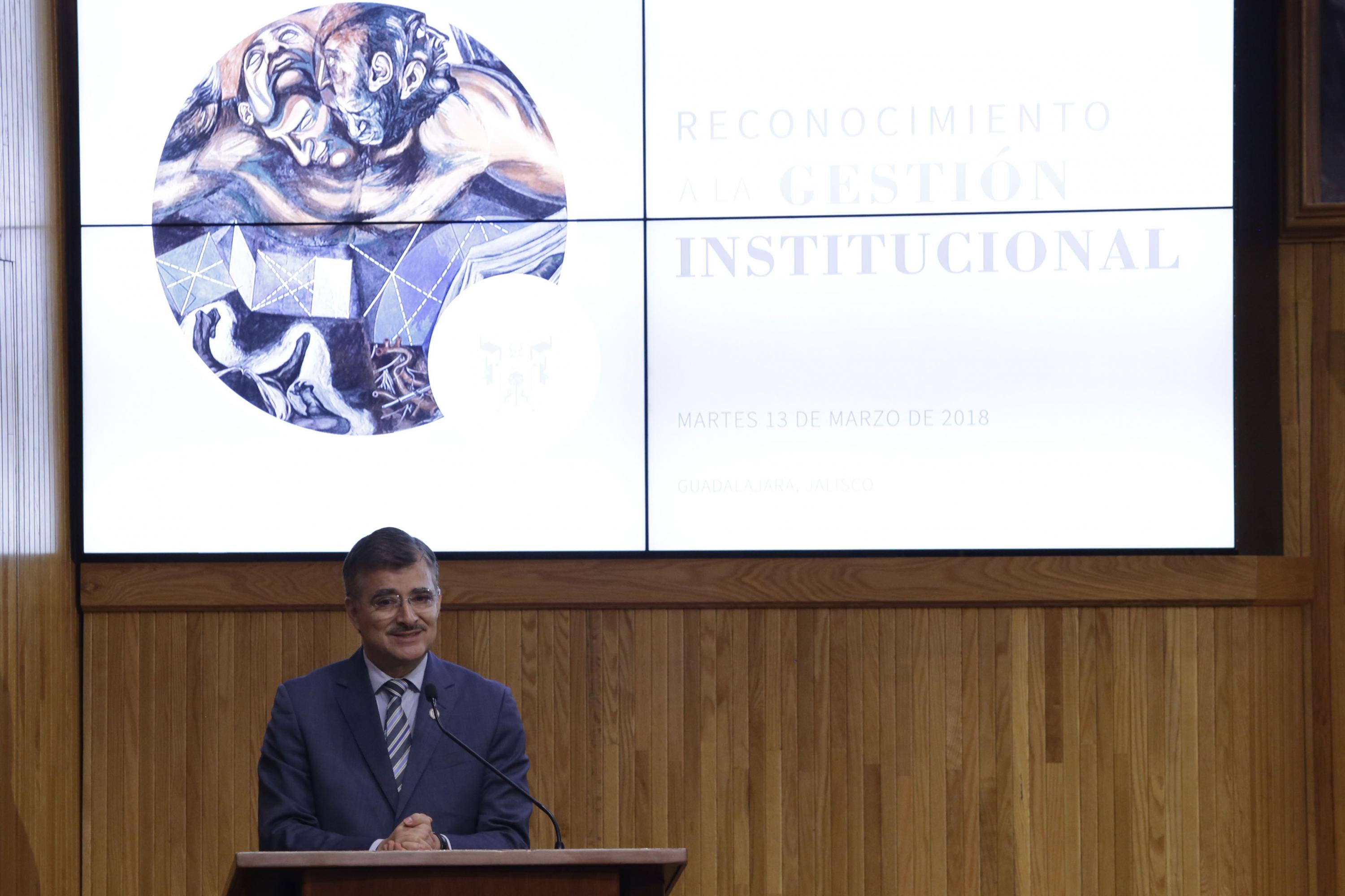 Rector General de la Universidad de Guadalajara (UdeG), maestro Itzcóatl Tonatiuh Bravo Padilla, durante la entrega de reconocimientos al mérito institucional 