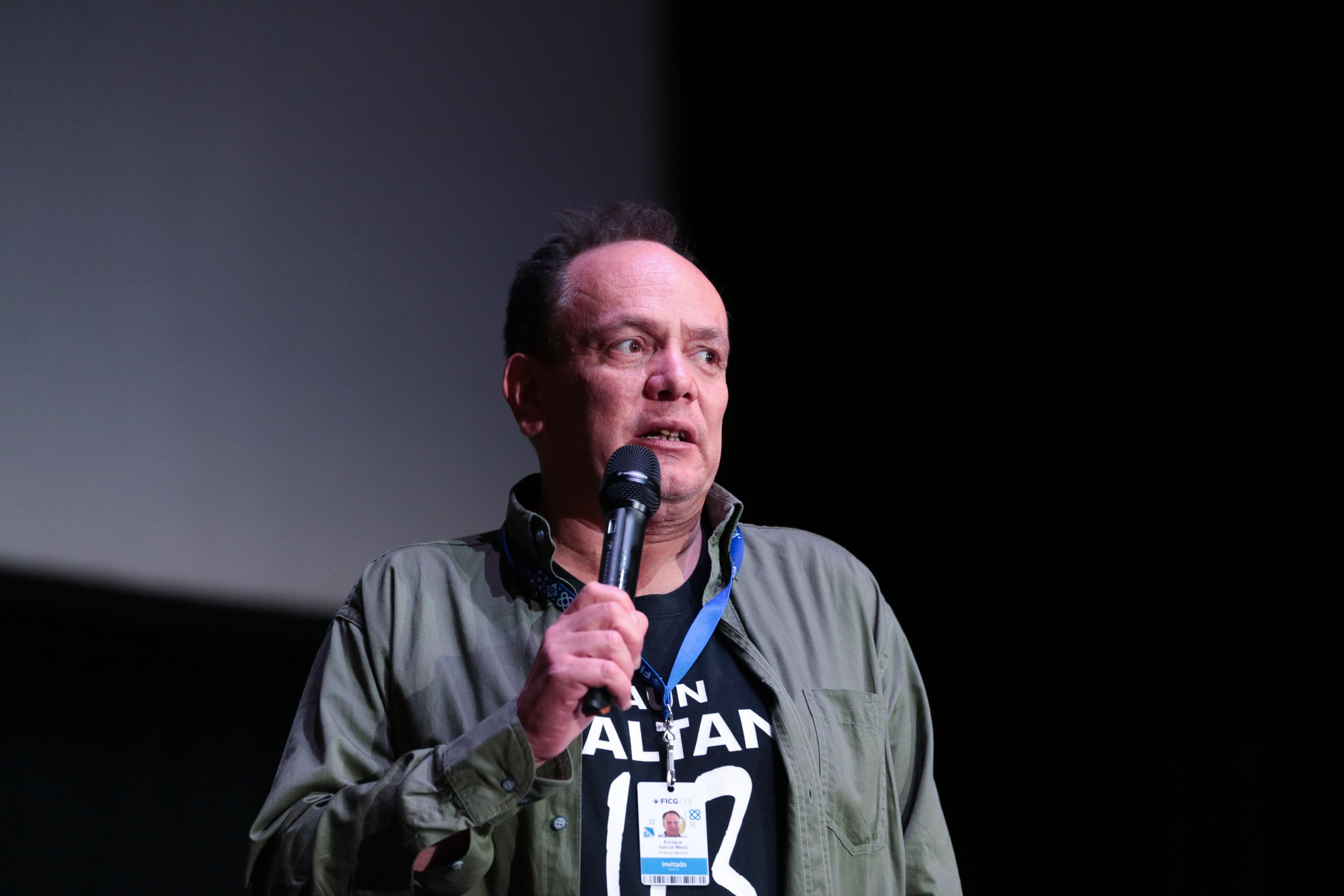 Enrique García Meza, el director de la cinta Ayotzinapa, haciendo uso de la palabra.