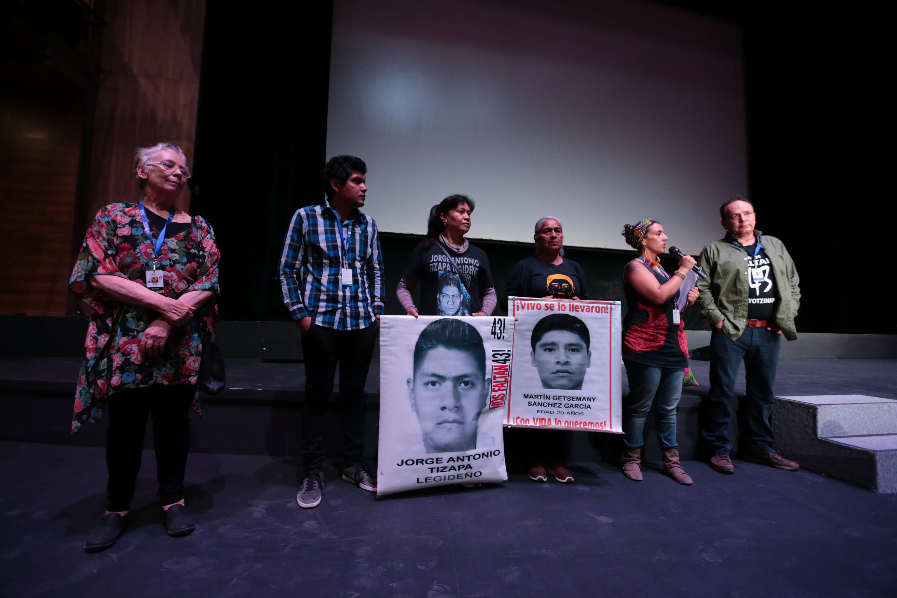 Dos madres, y un sobreviviente del accidente en Ayotzinapa, en el escenario junto a Bertha Navarro y el director del documental.