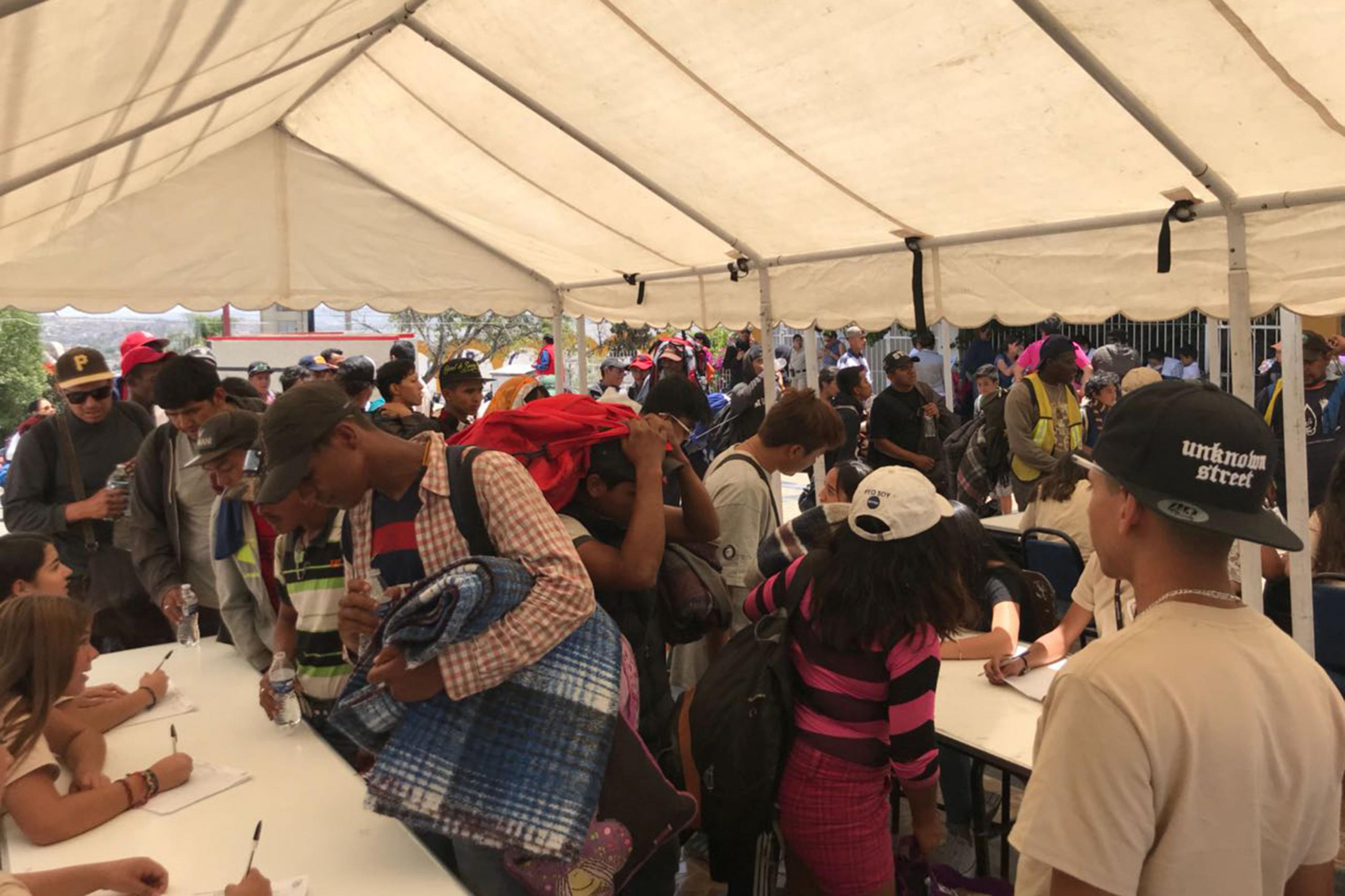 Migrantes haciendo su registro para recibir el apoyo comunitario.