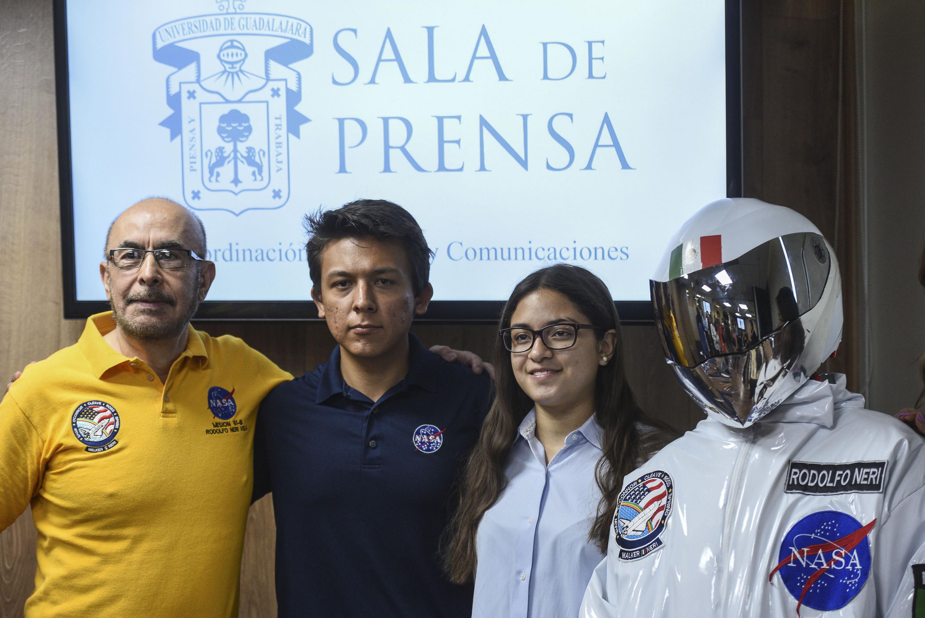 El doctor Neri Vela, dos estudiantes y el astronauta posan para una fotografia al termino de la rueda de prensa
