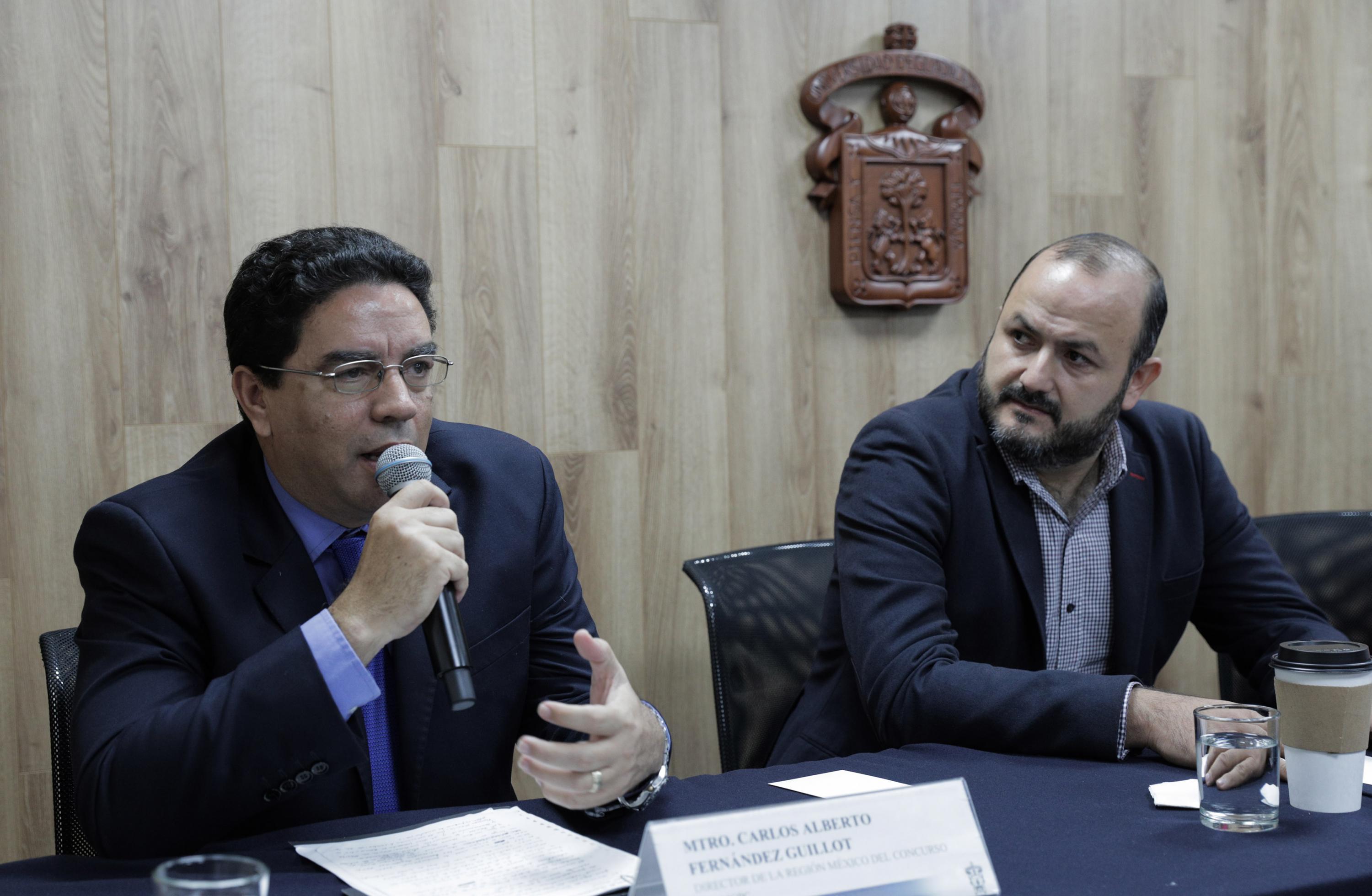 Director de la Oficina de Sistemas de Información del ITESO, maestro Carlos Fernández Guillot, haciendo uso de la palabra durante rueda de prensa 