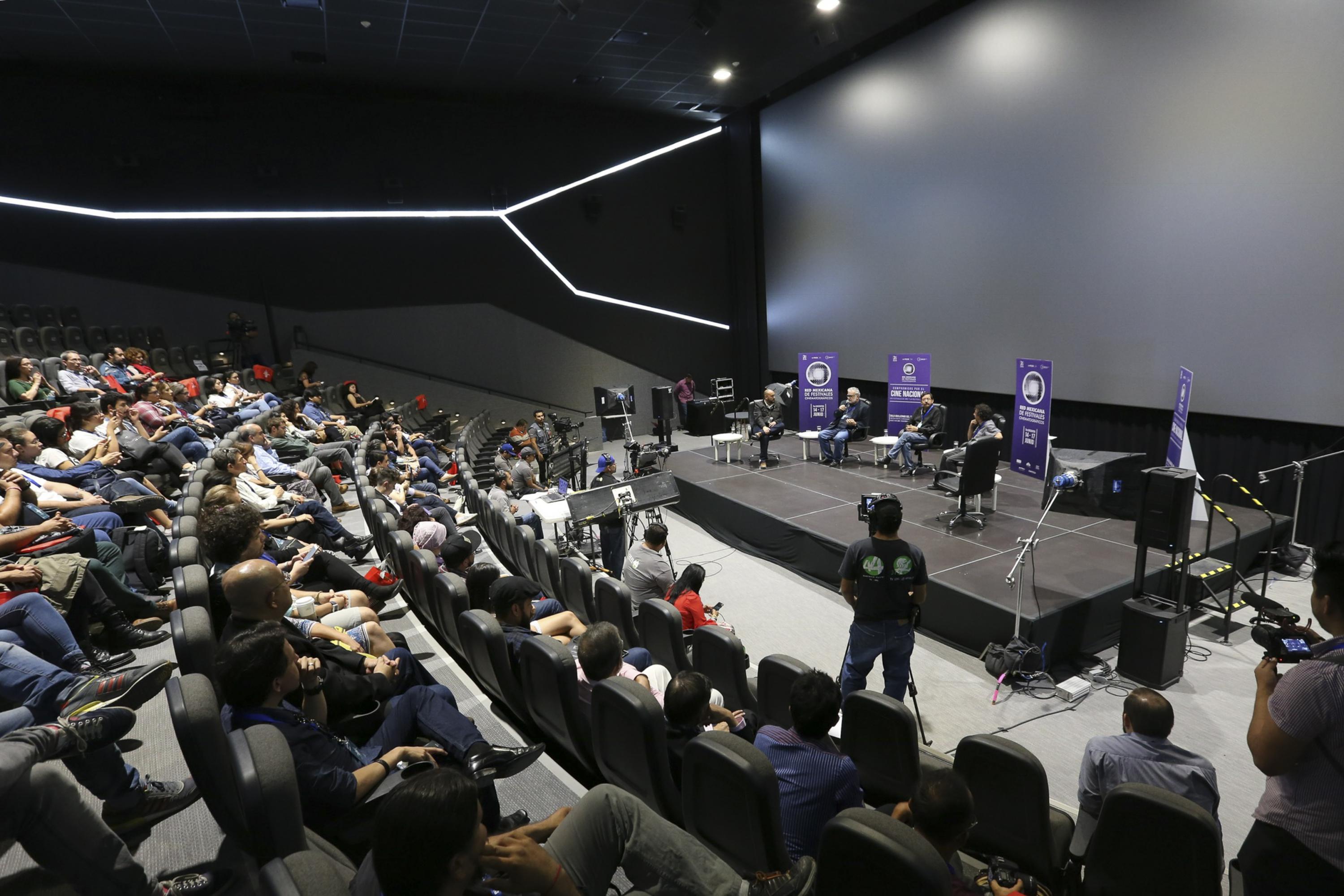 Vista de la sala Guillermo del Toro con el publico asistente a la conferencia