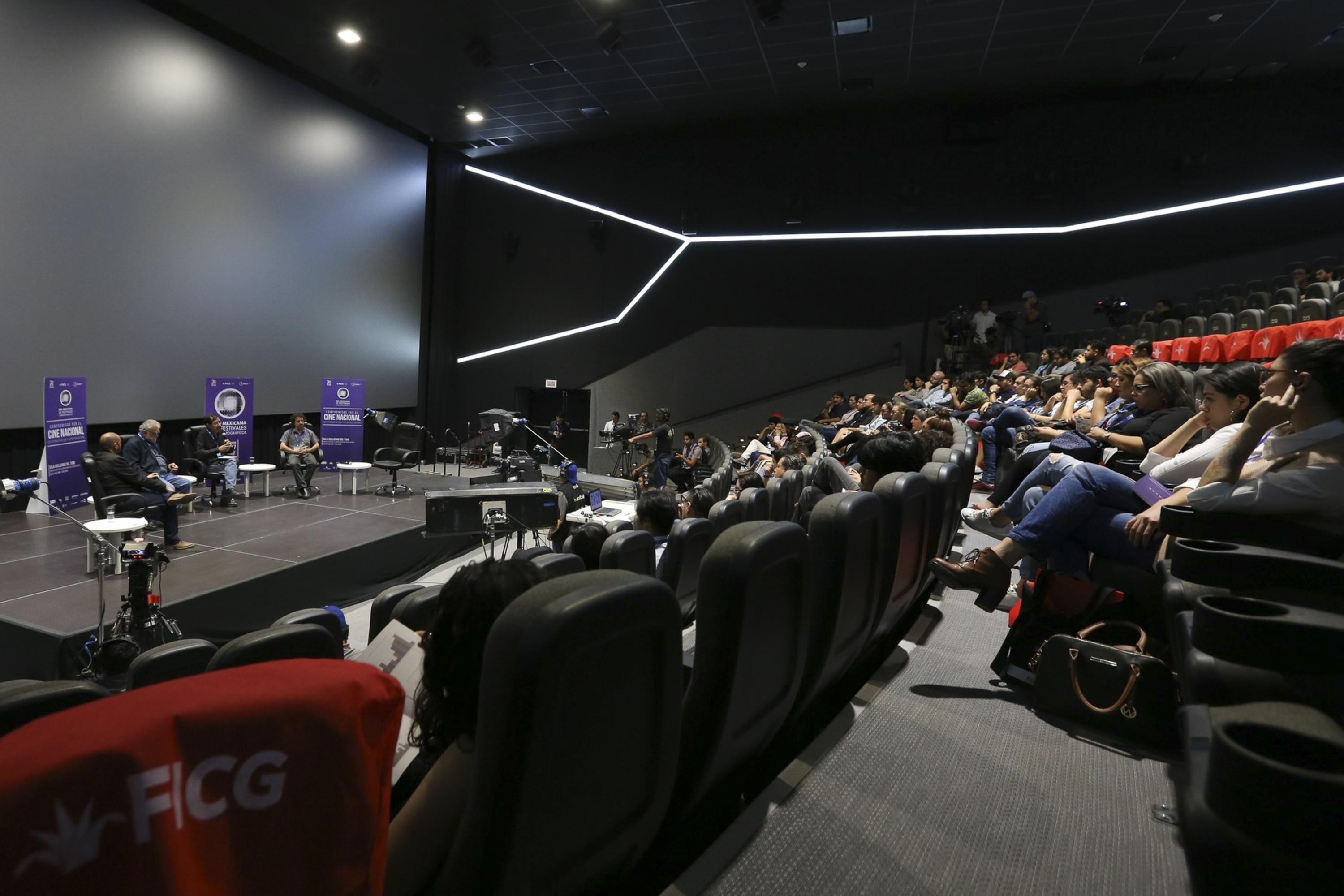 Vista desde la parte de atras de la sala Guillermo del Toro con el publico asistente a la conferencia