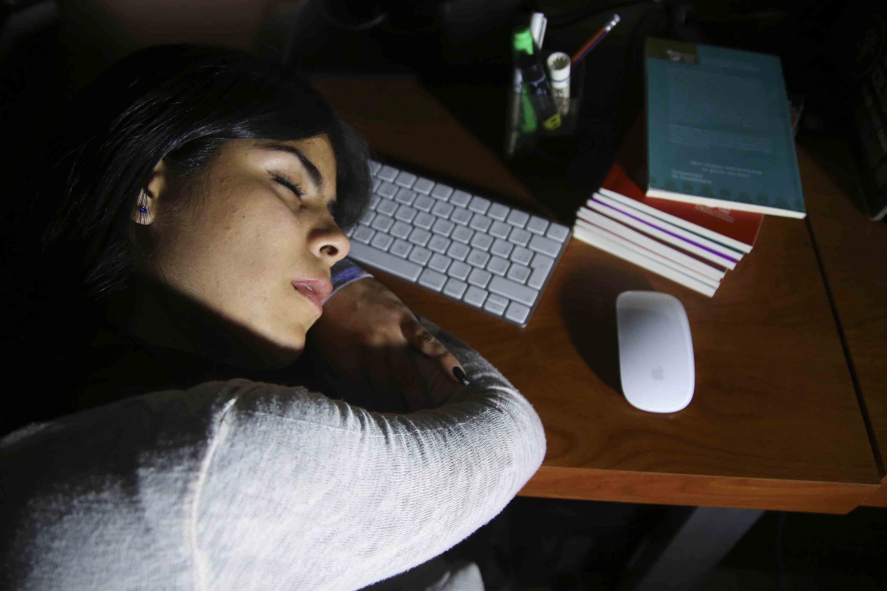 Joven durmiendo en un escritorio 