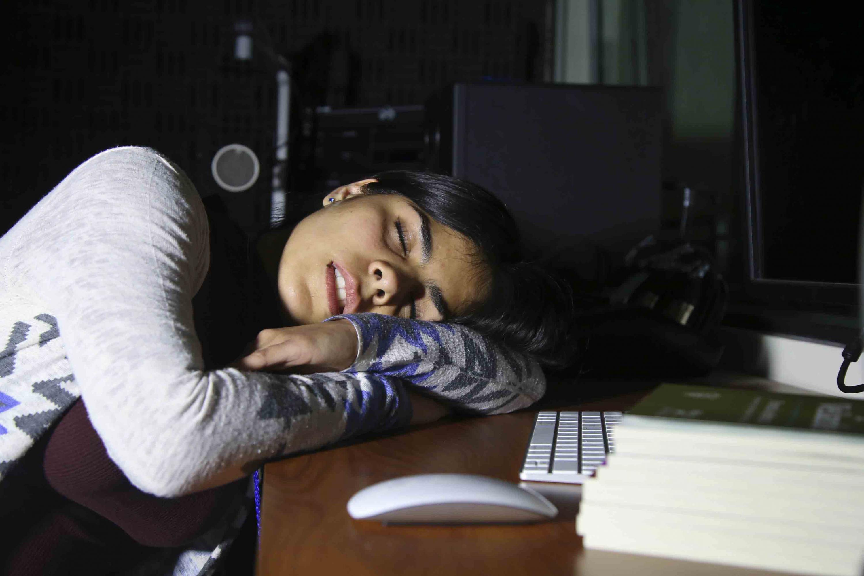 Joven durmiendo en un escritorio 