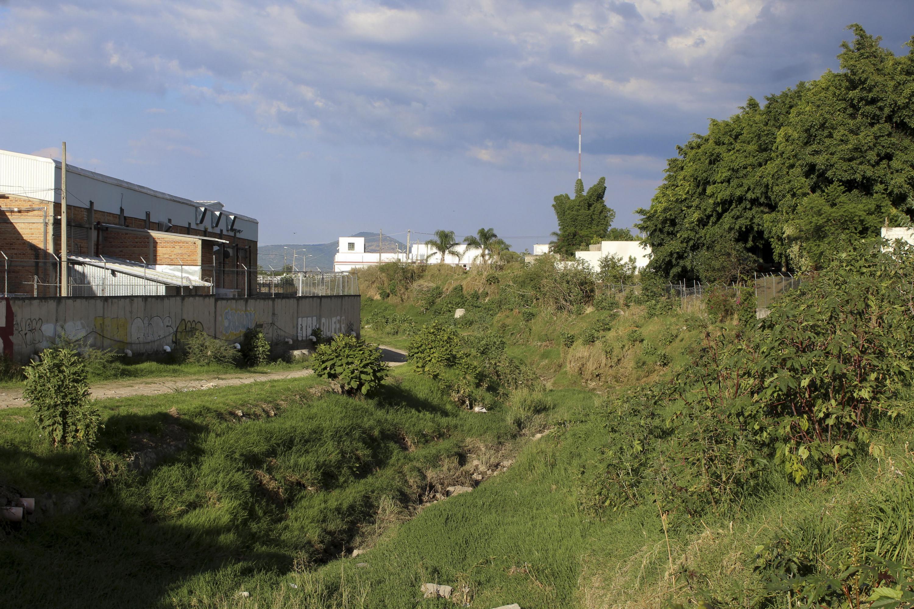 El Arrollo Hondo corre a un lado de colonias populares del norte de Zapopan