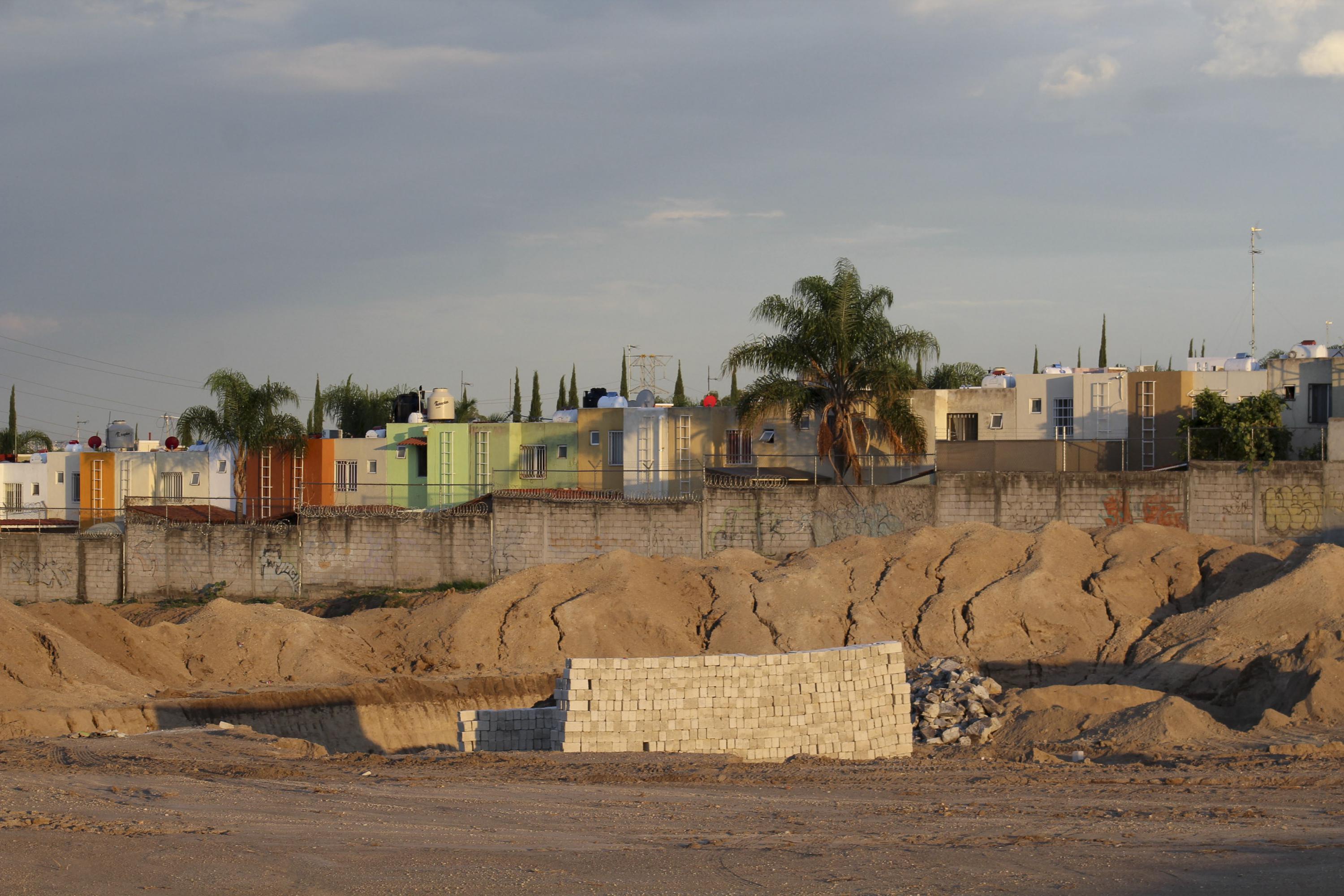 Zona de construcción al lado de las colonias afectadas por la lluvia