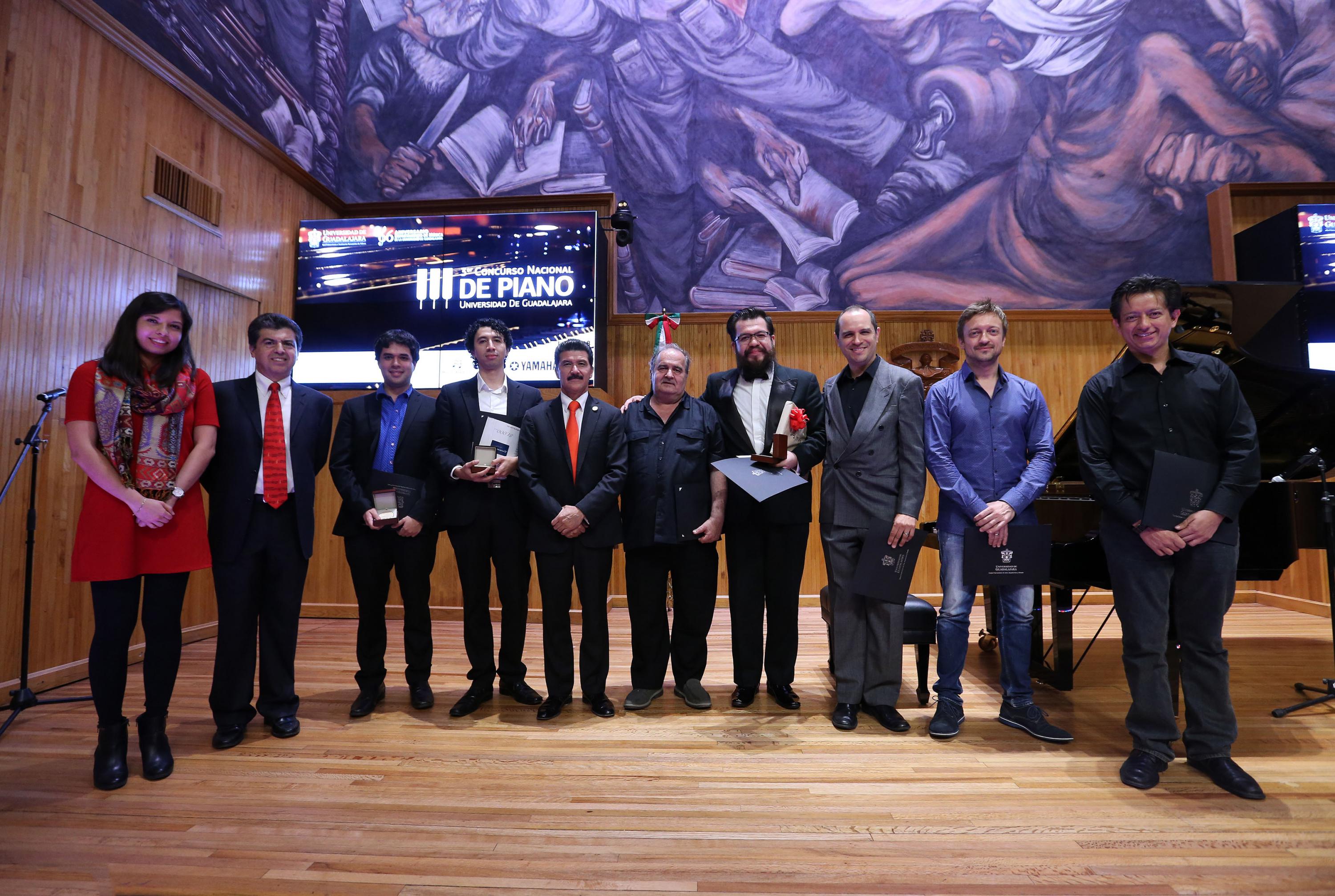 Ganadores. jueces y autoridades del CUAAD en foto grupal en el paraninfo