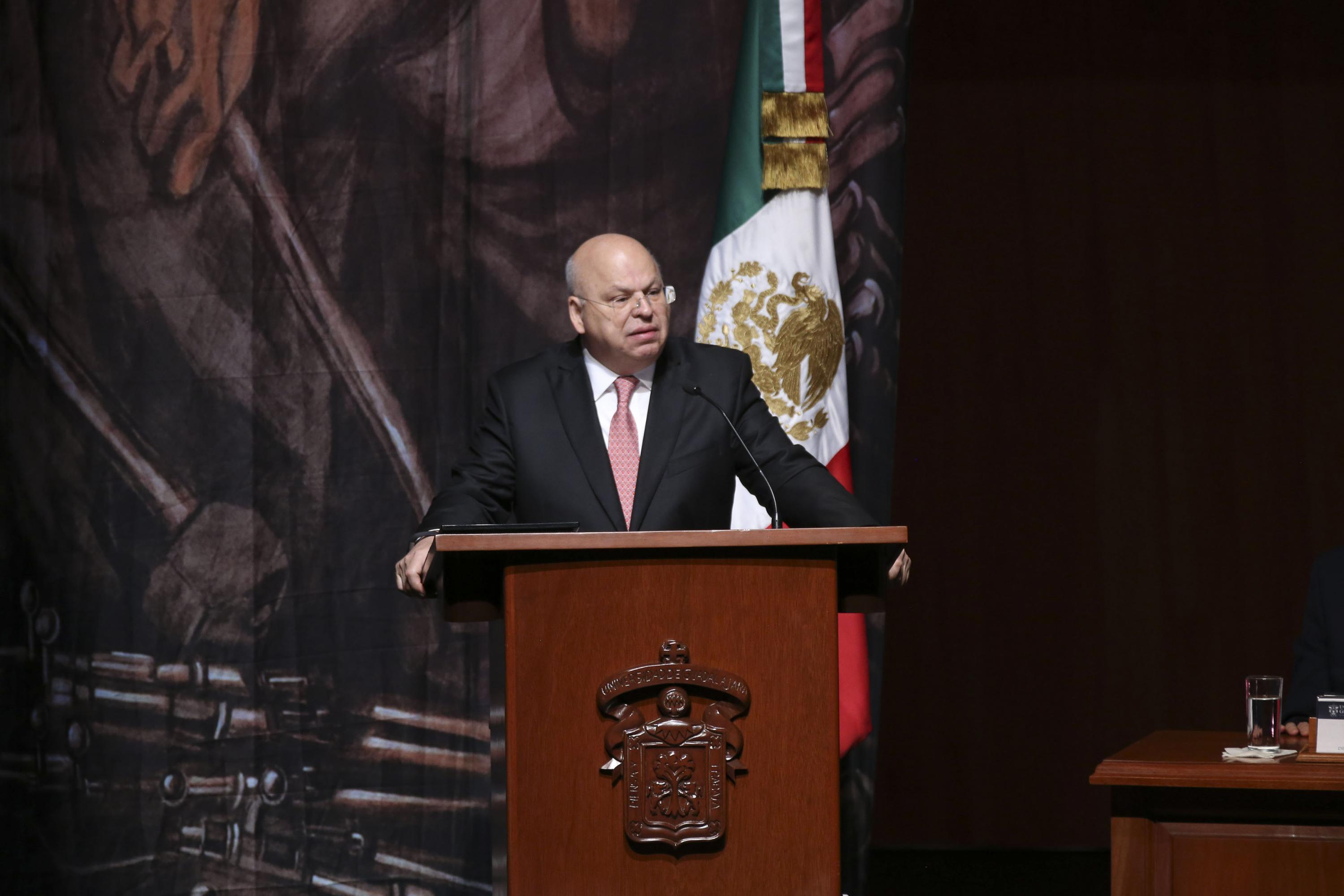 Doctor Rodolfo Alfredo Tuirán Gutiérrez, Subsecretario de Educación Superior de la Secretaría de Educación Pública federal, en podium del evento, haciendo uso de la palabra.