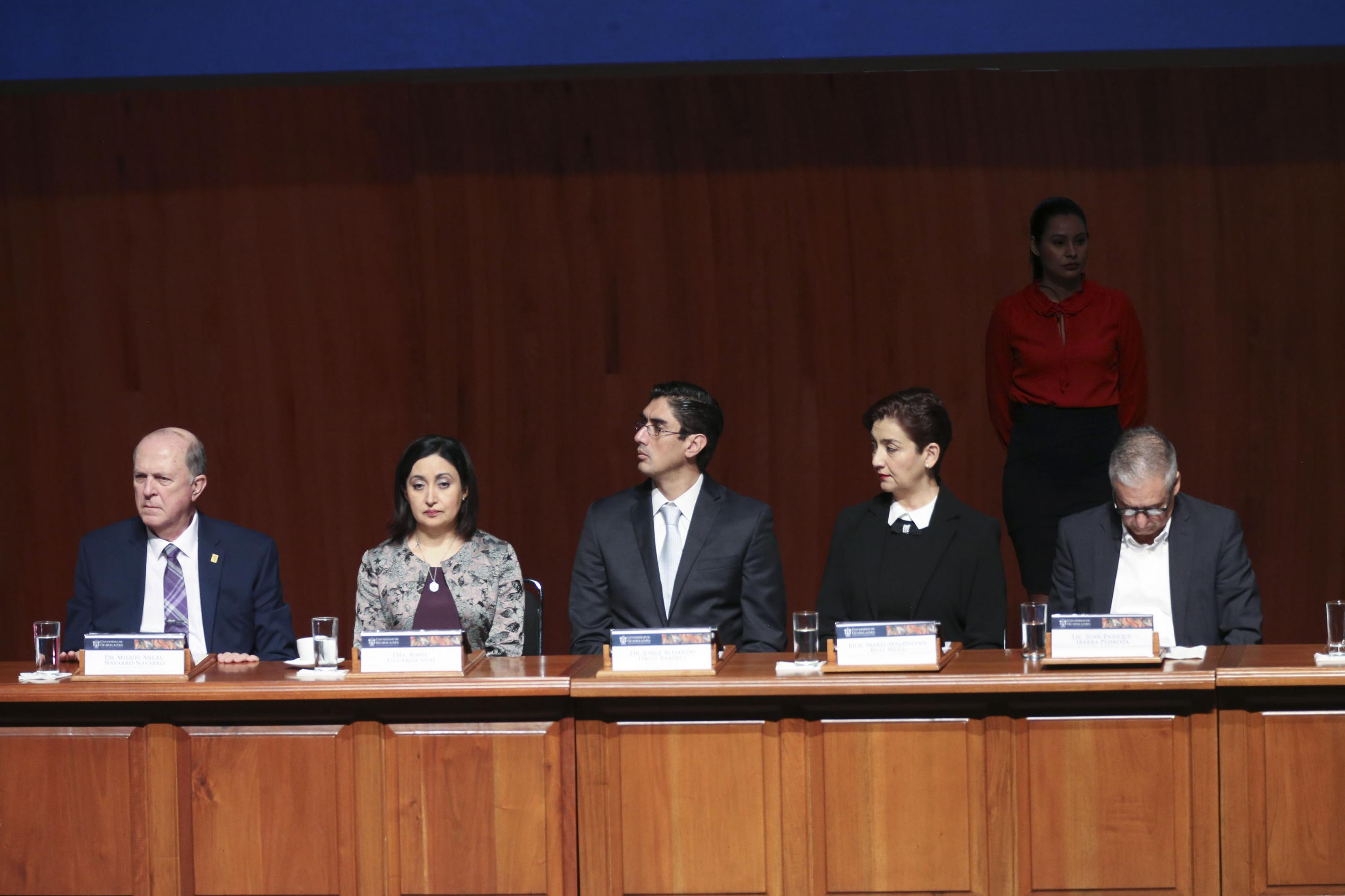 Vicerrector Ejecutivo de la Universidad de Guadalajara y autoridades estatales y federales del gobierno, como participantes en el panel; durante el informe.