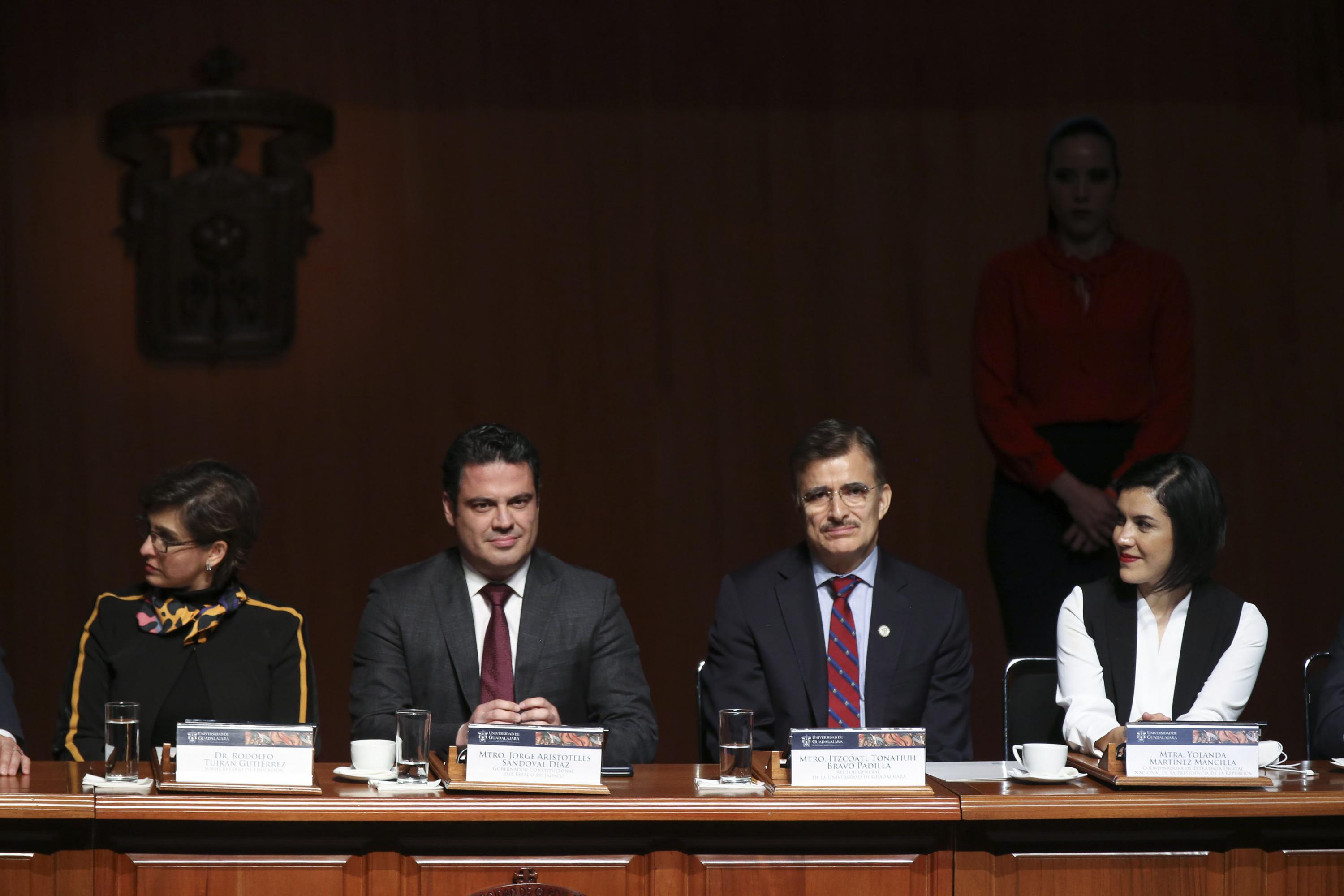 De izquierda a derecha: El Gobernador de Jalisco, maestro Jorge Aristóteles Sandoval Díaz, Maestro Itzcóatl Tonatiuh Bravo Padilla, Rector General de la UdeG y la maestra Yolande Martínez Mancilla, Titular de la Unidad de Gobierno Digital de la Secretaría de la Función Pública.