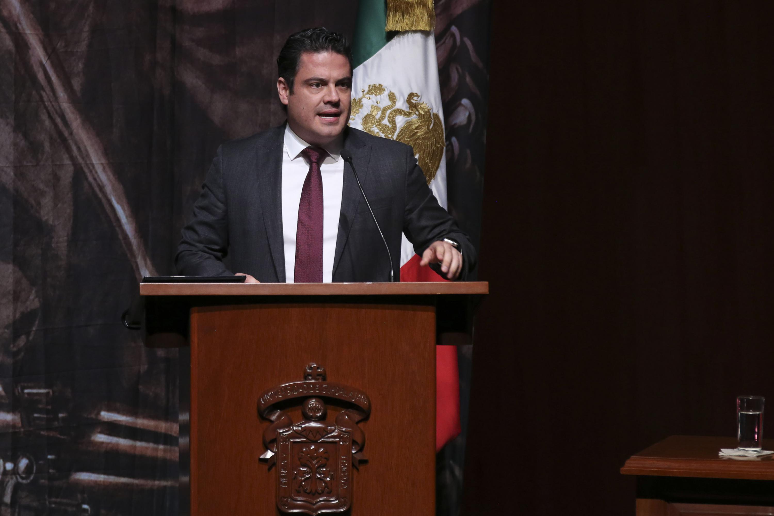 El Gobernador de Jalisco, maestro Jorge Aristóteles Sandoval Díaz, en podium del evento; haciendo uso de la palabra.