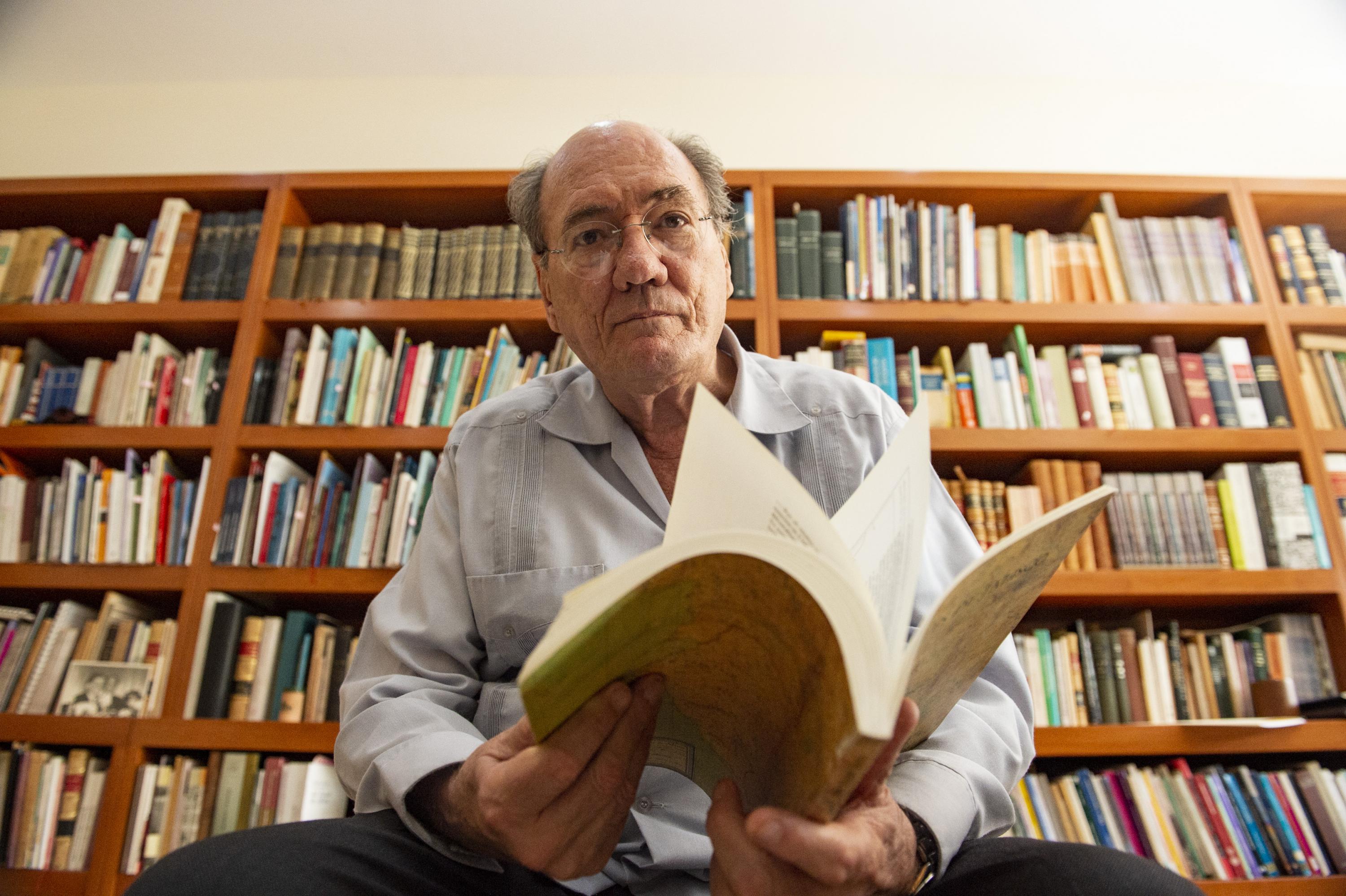 El historiador José María Muria muestra un gran libro de su biblioetca