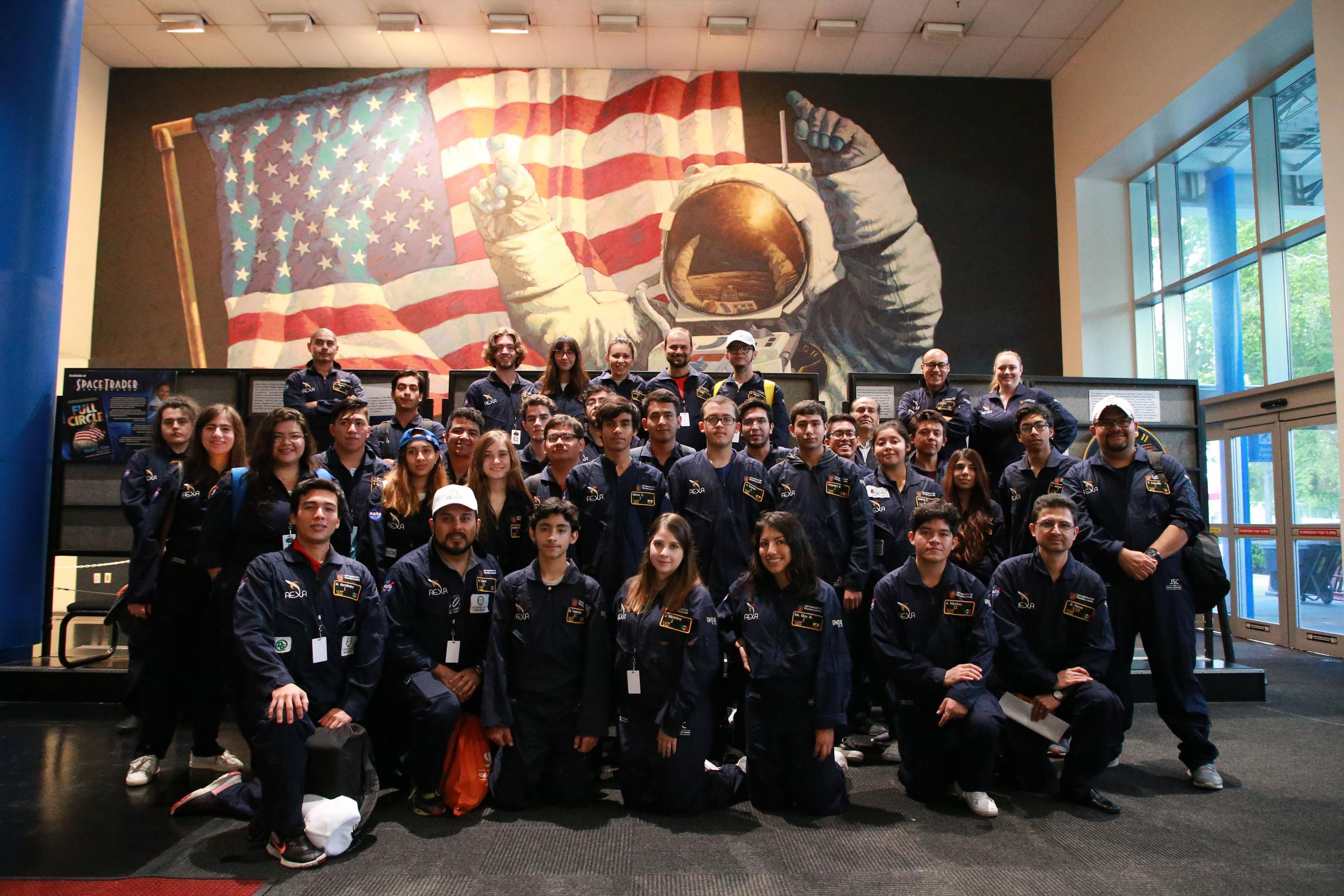 Fotografía grupal de los estudiantes que participaron en las instalaciones dela NASA