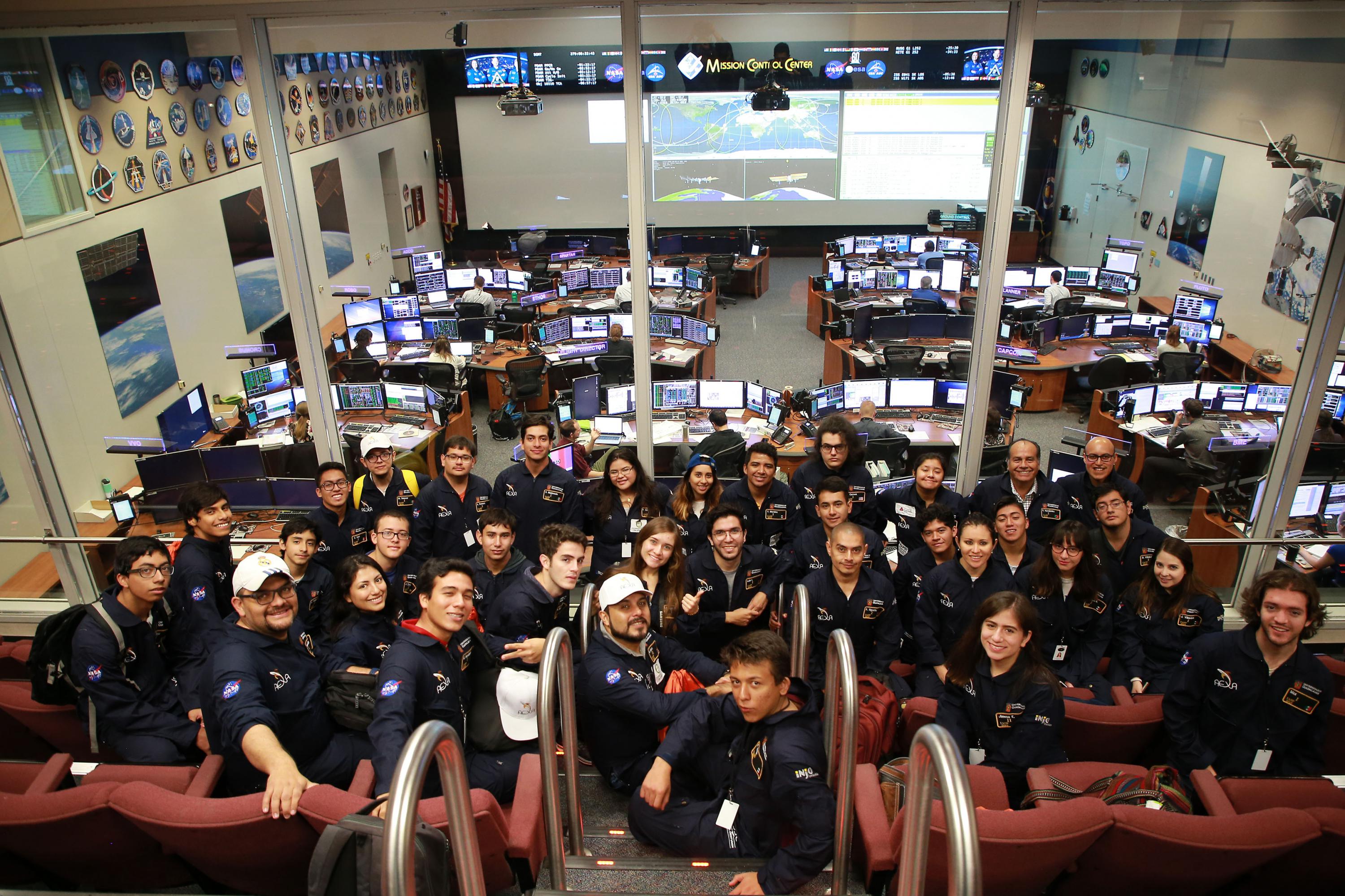 Foto grupal de los estudiantes de la sala de observacion del centro de control espacial de la NASA