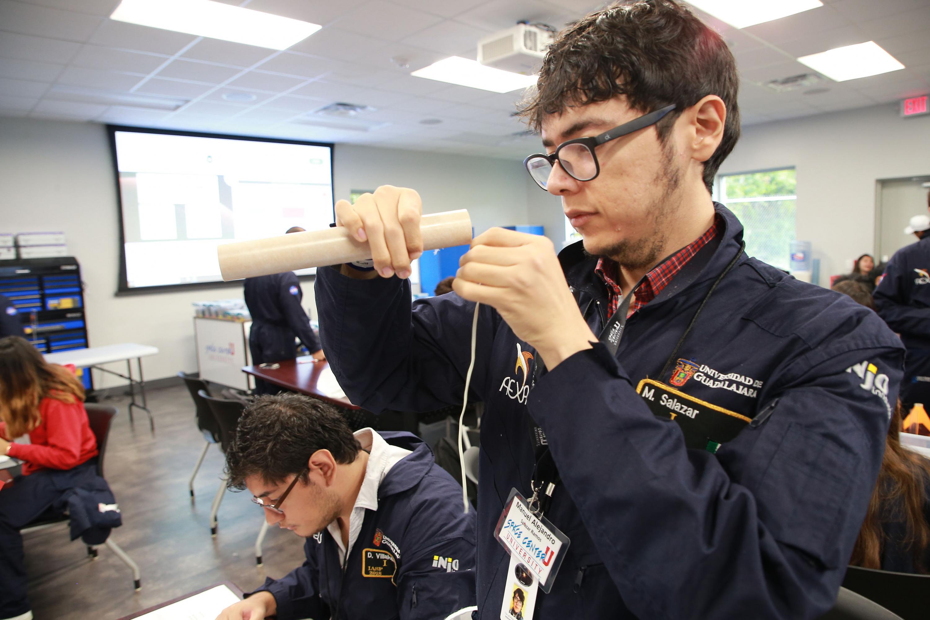 Los estudiantes de la UDG trabajaron en su proyecto en los espacios del Space Center de la NASA en Houston