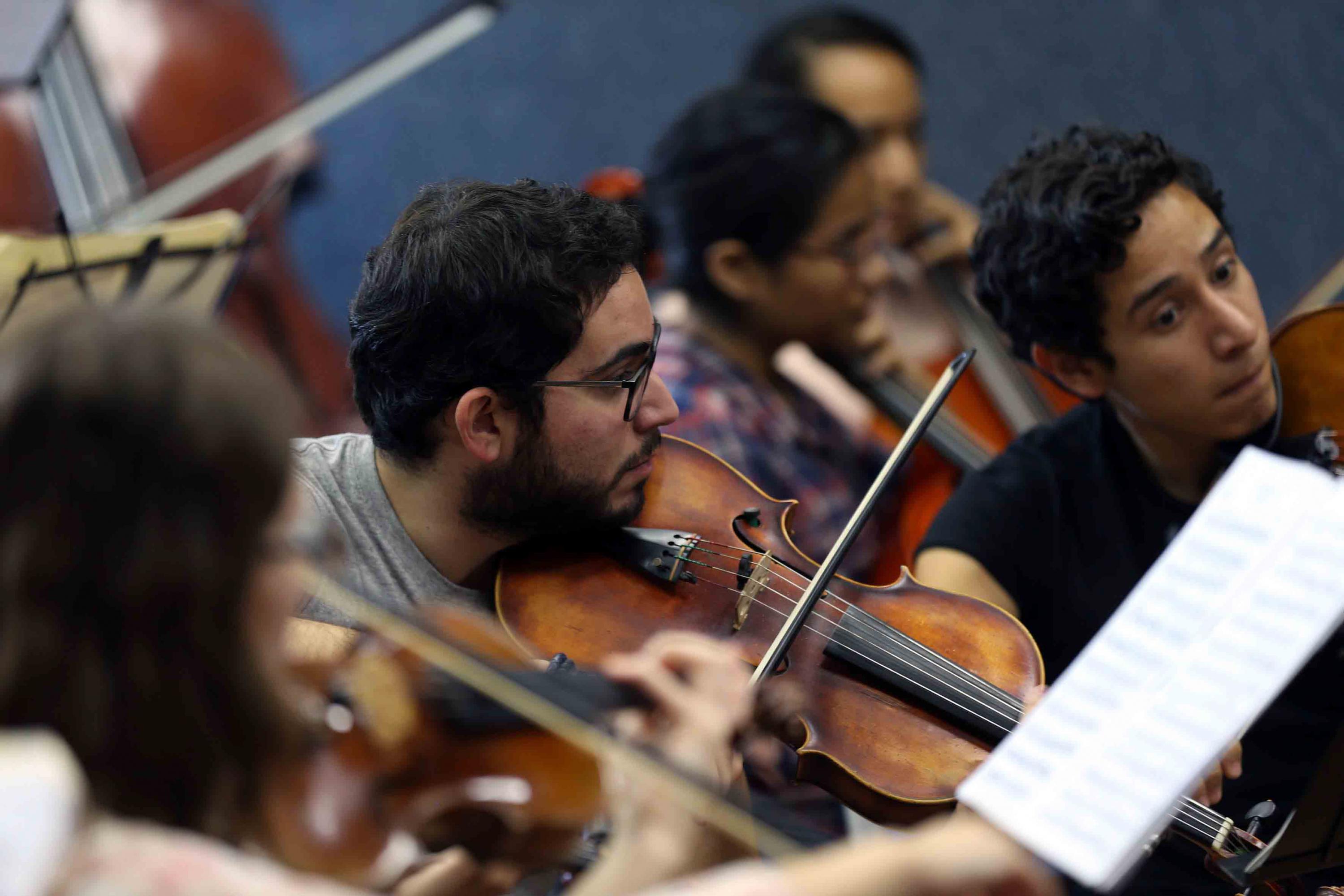 Varios alumnos de la seccion de violines de la Orquesta Sinfónica de la UdeG