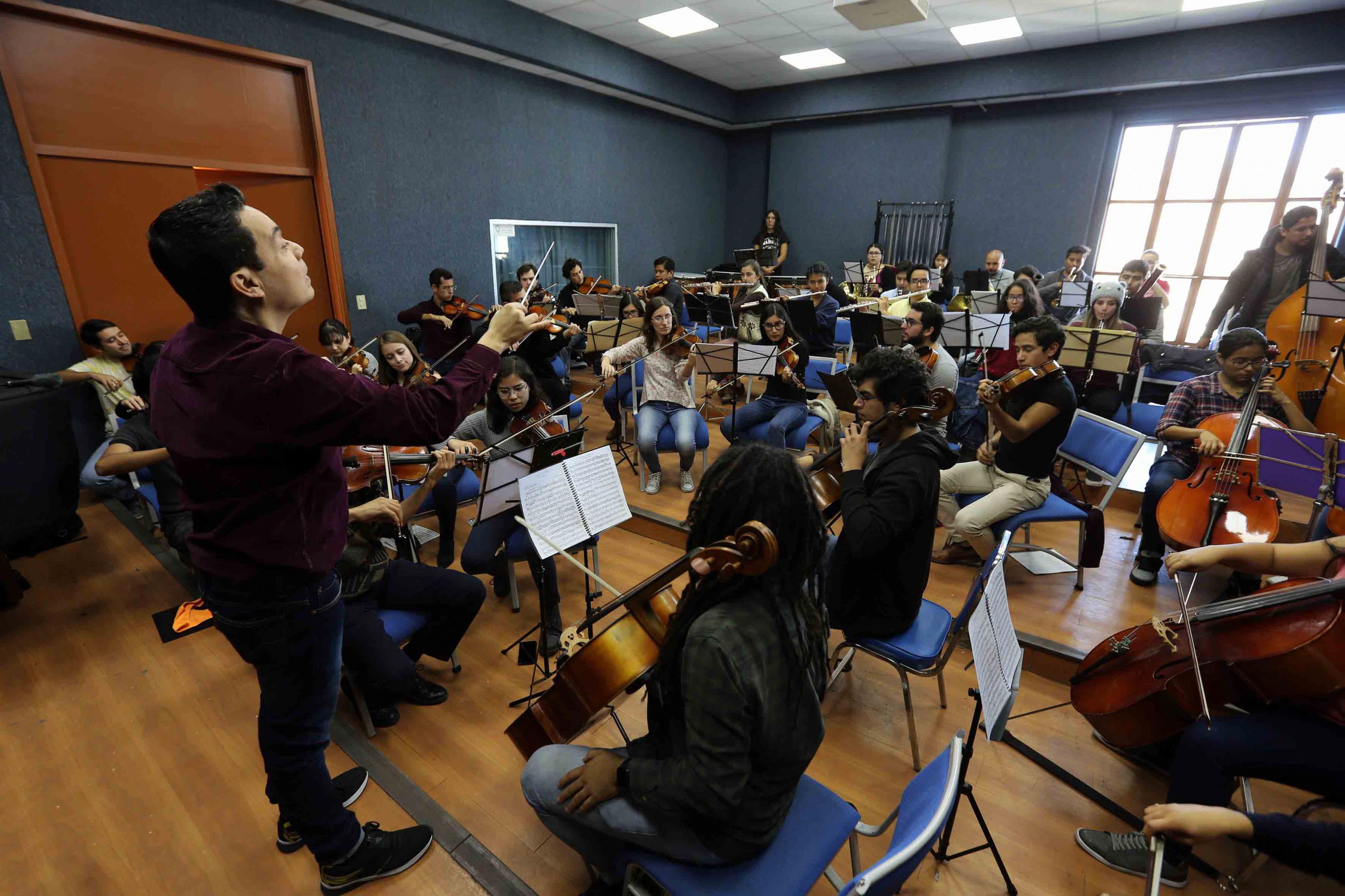 La Orquesta Sinfomica de la UdeG durante uno de los ensayos en  la Escuela de Musica