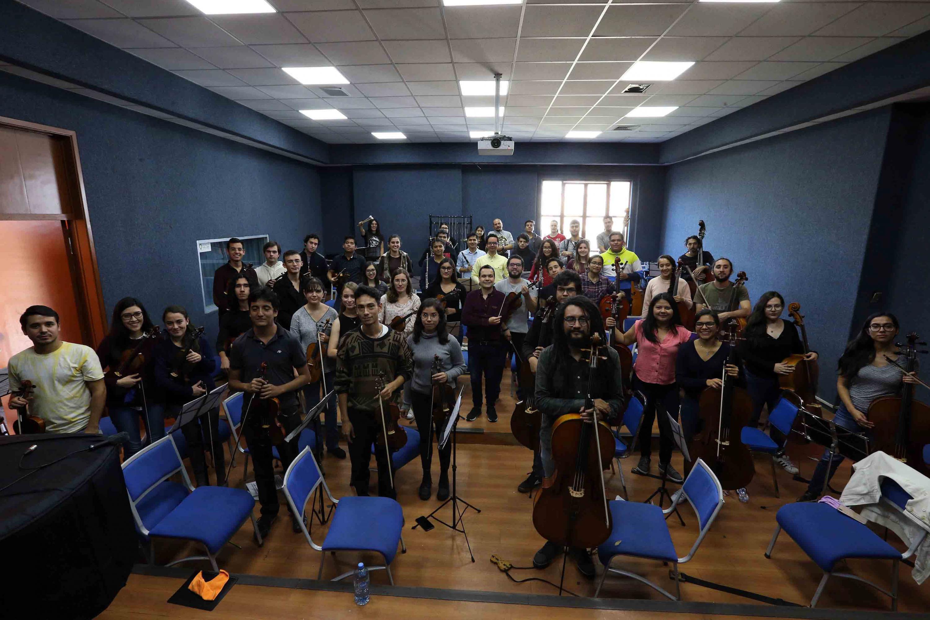 Todos los integrantes de la Orquesta se pusieron de pie en su lugar para una foto grupal