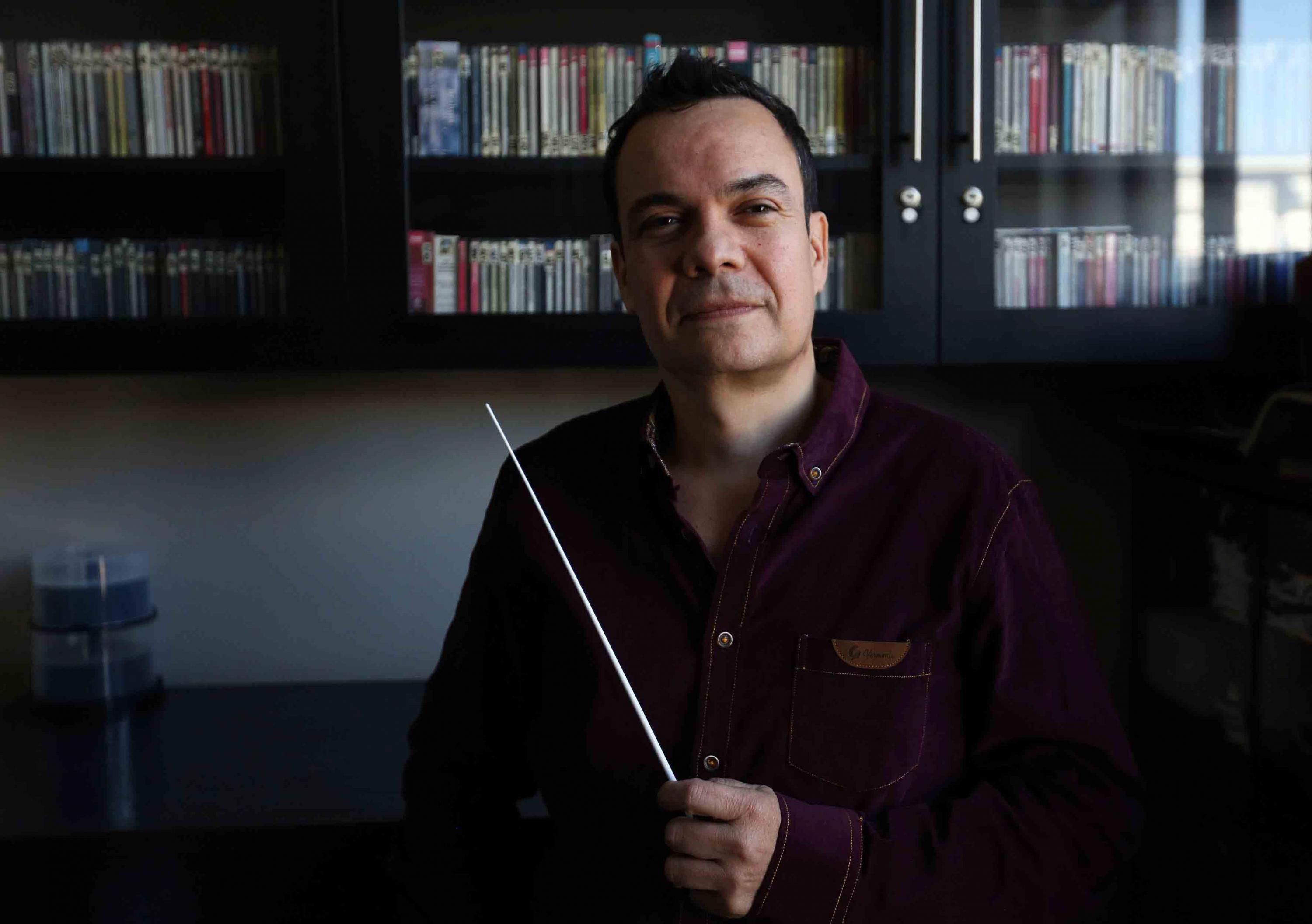 Retrato del joven director de la orquesta el maestro Camilo Acosta Díaz