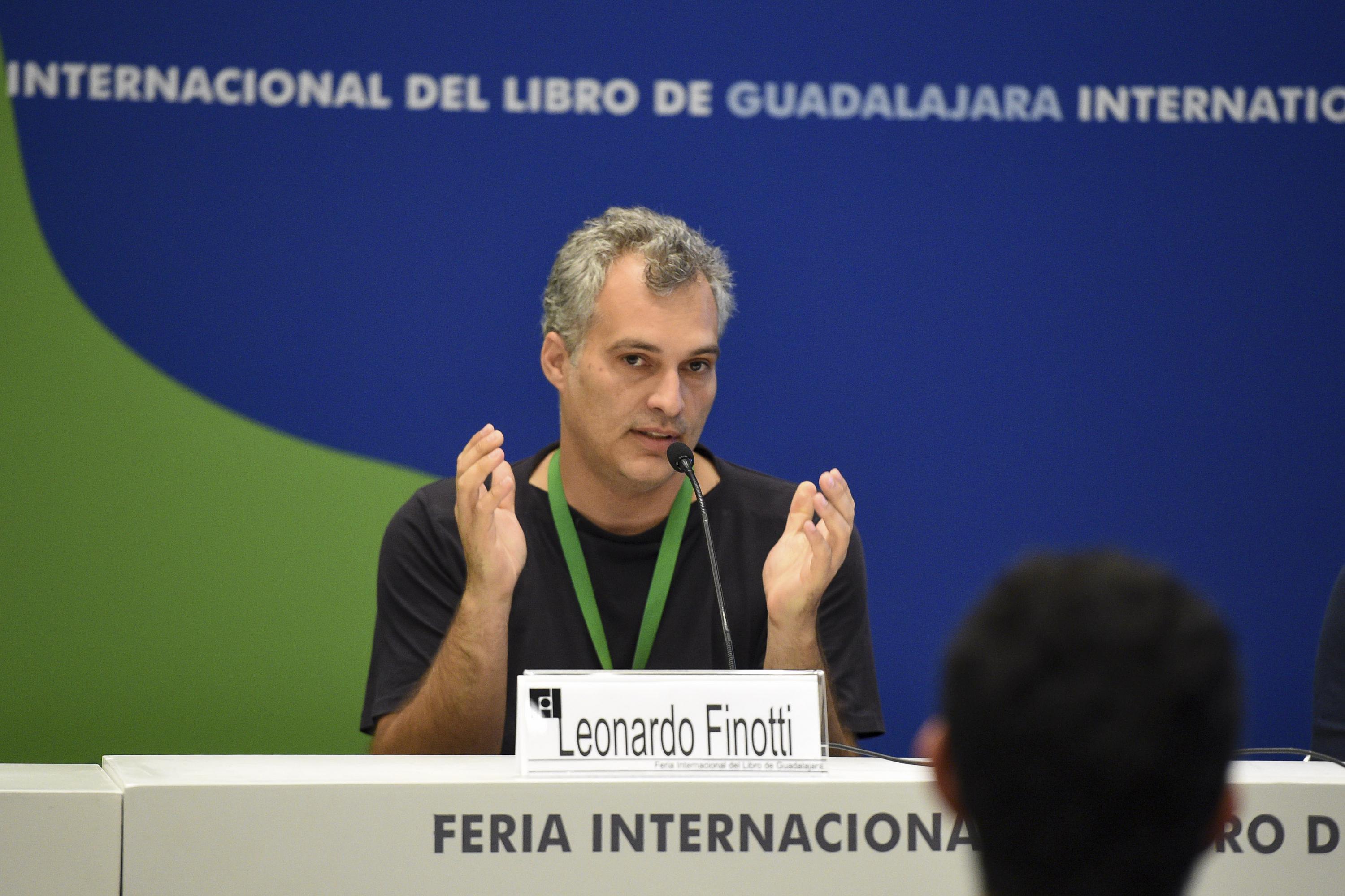 Uno de los jueces explicando los resultados del concurso