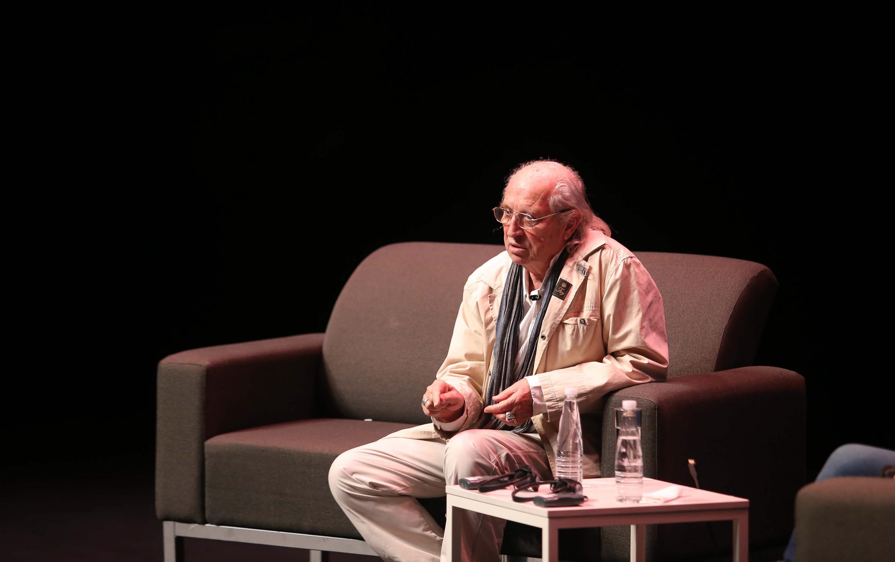 Vittorio Storaro sentado en su sillón explico su experiencia en el cine