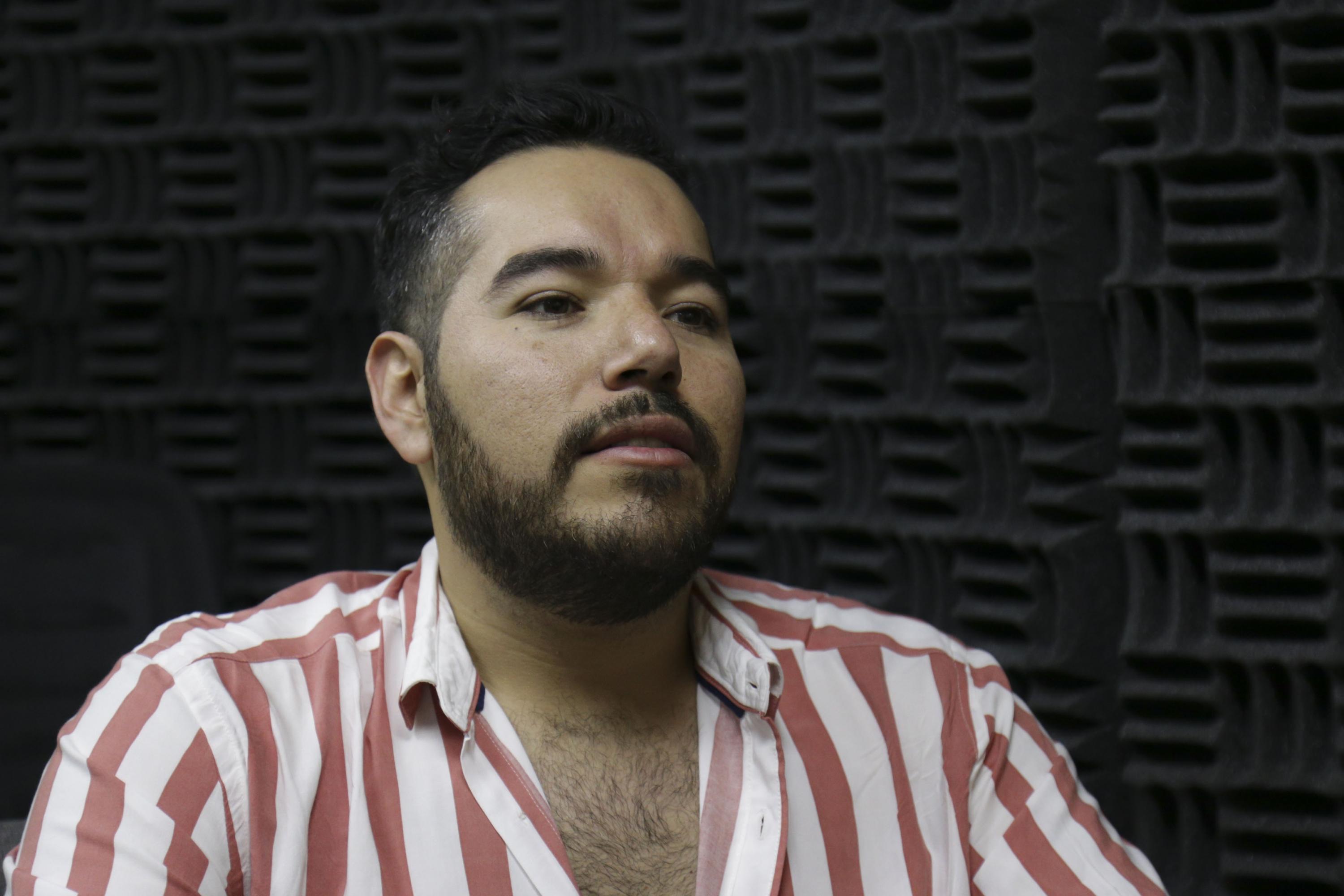 Juan Roberto Hernández Villalobos, licenciado en Comunicación Pública del Centro Universitario de Ciencias Sociales y Humanidades (CUCSH), participando en entrevista.