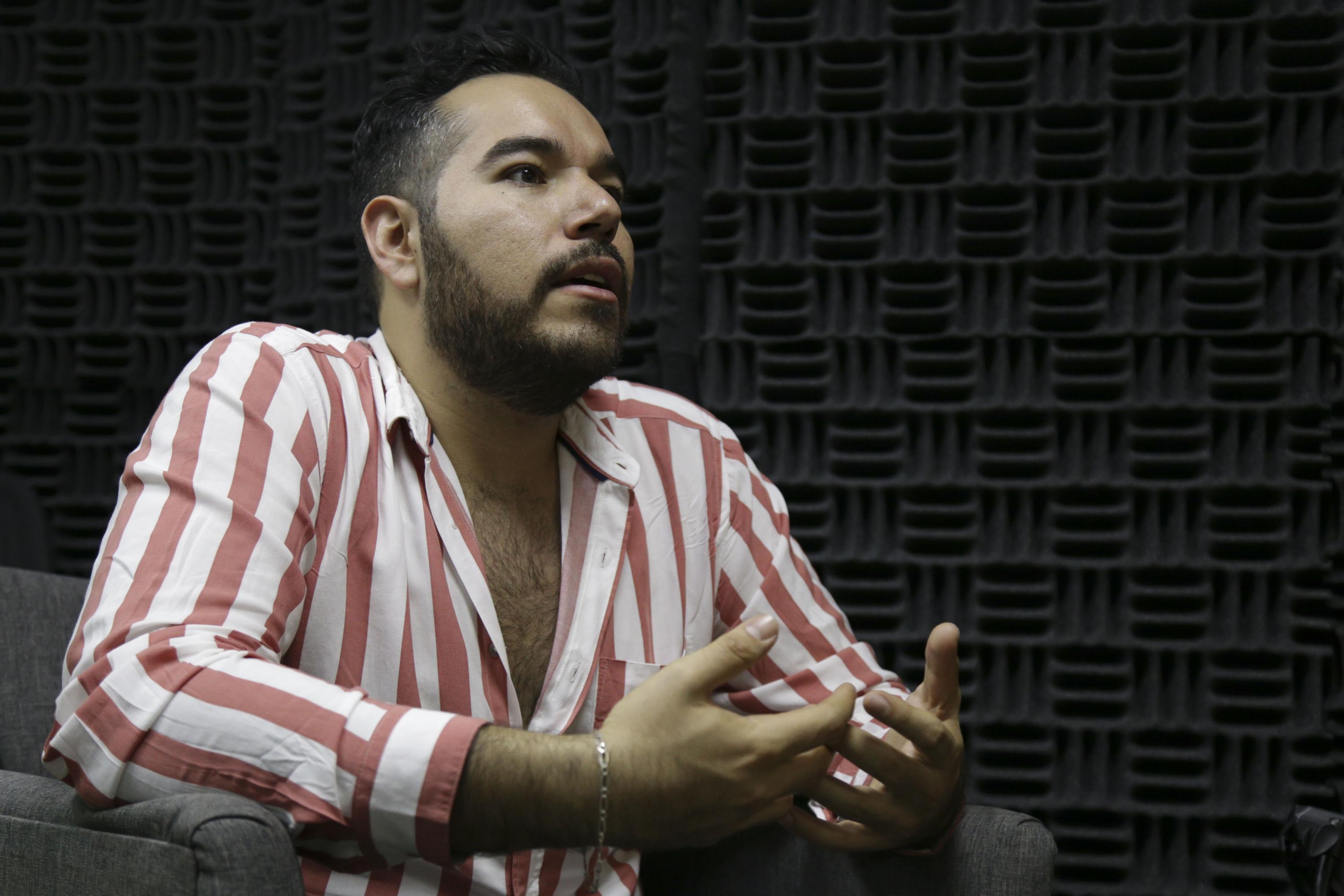Juan Roberto Hernández Villalobos, licenciado en Comunicación Pública del CUCSH, explicando las bases de la convocatoria  para la creación de su libro "Sarao".