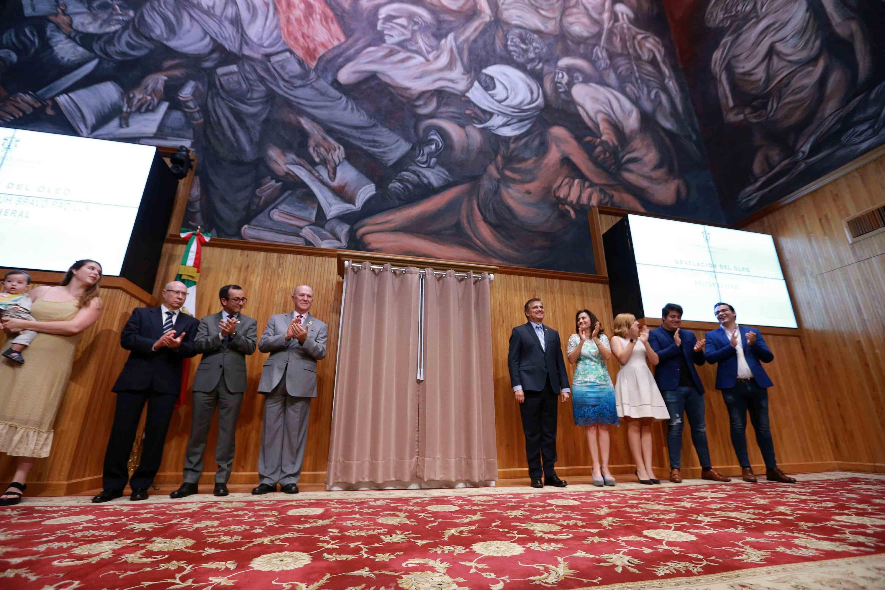 Autoridades de la Universidad de Guadalajara, amigos y familiares del maestro Itzcóatl Tonatiuh Bravo Padilla, asistentes a la ceremonia.