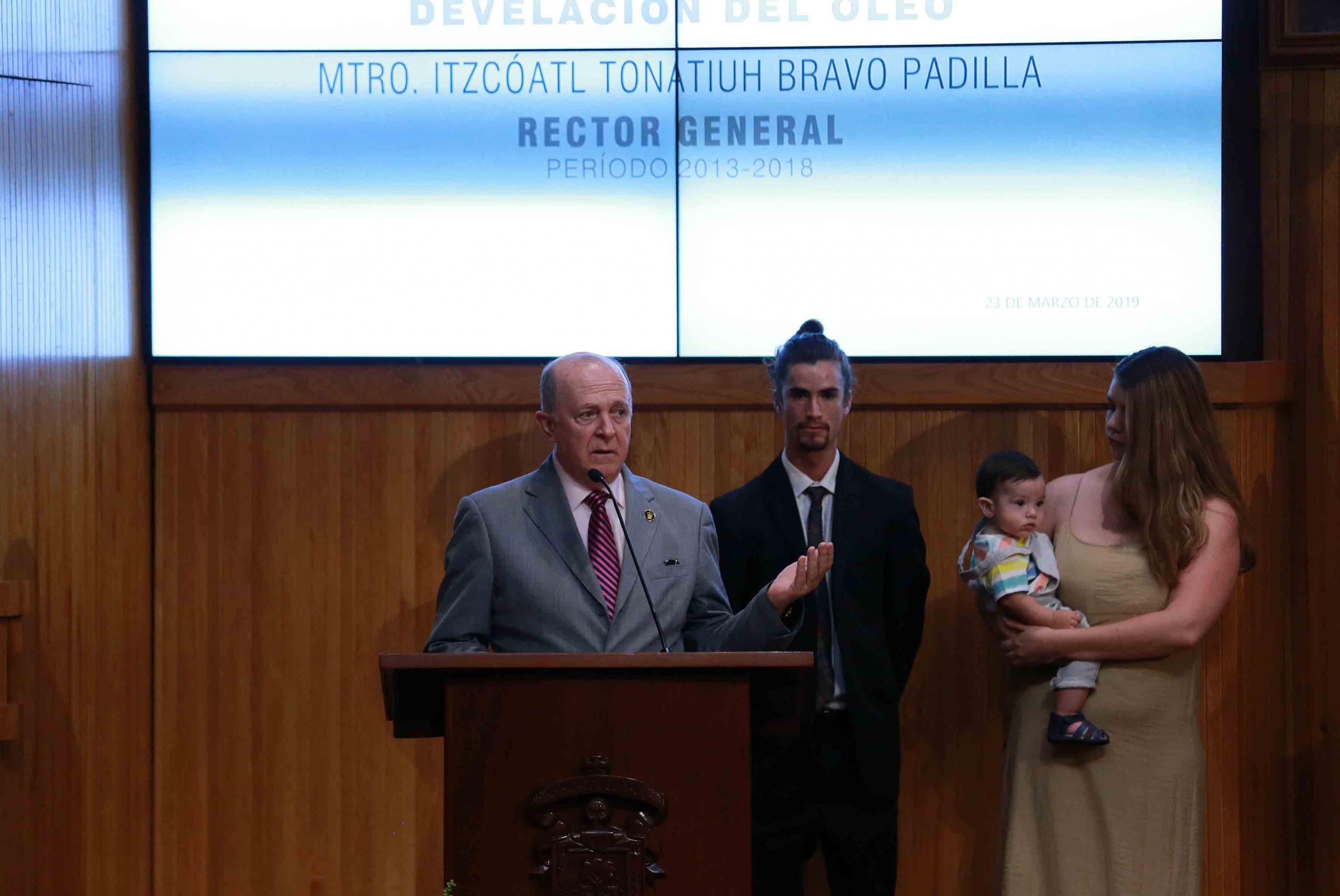 Doctor Miguel Ángel Navarro Navarro, Rector General de la Universidad de Guadalajara, frente al podio haciendo uso de la voz.