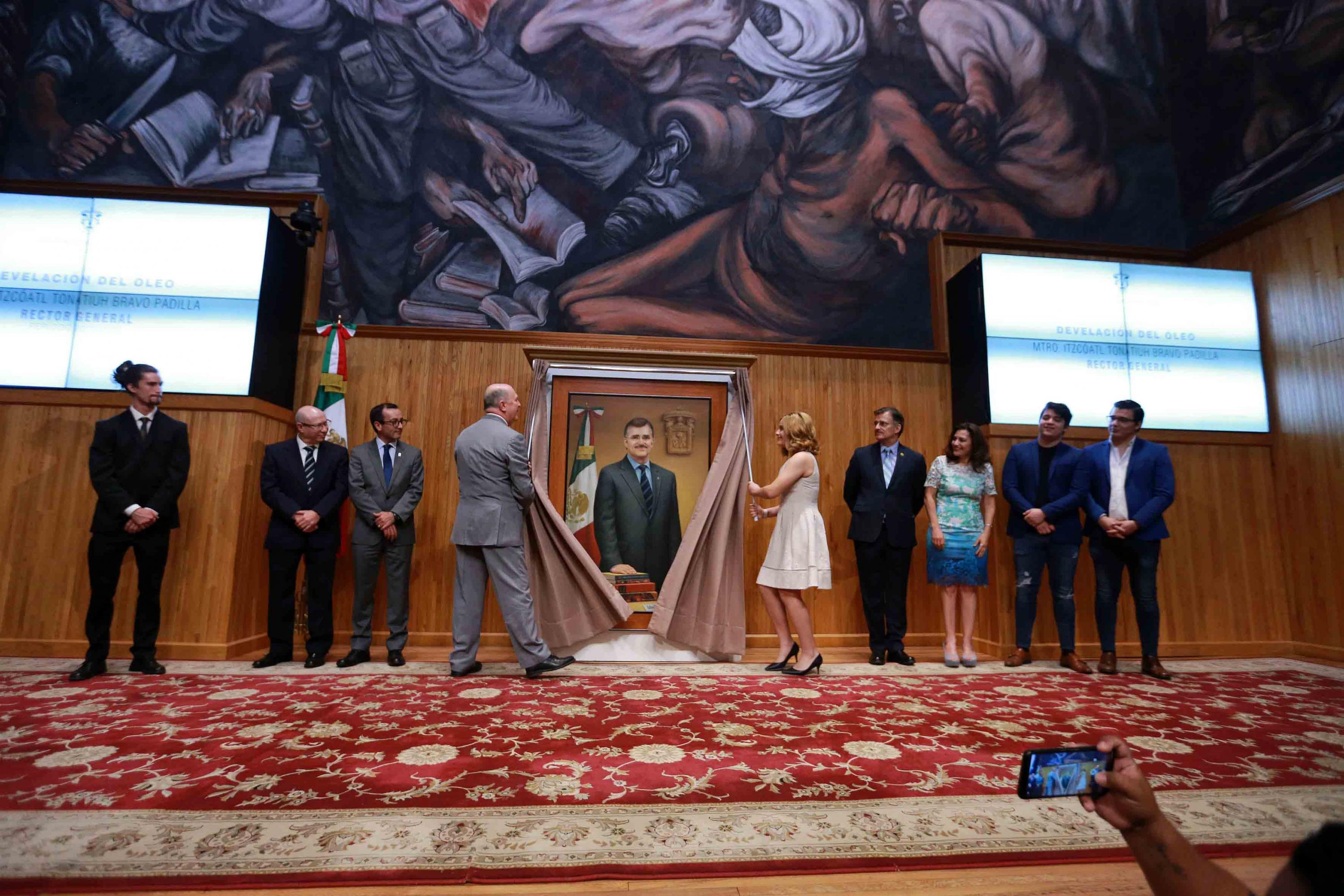 Autoridades de la Universidad de Guadalajara, amigos y familiares del maestro Itzcóatl Tonatiuh Bravo Padilla, participando en  la develación de su retrato al óleo. 
