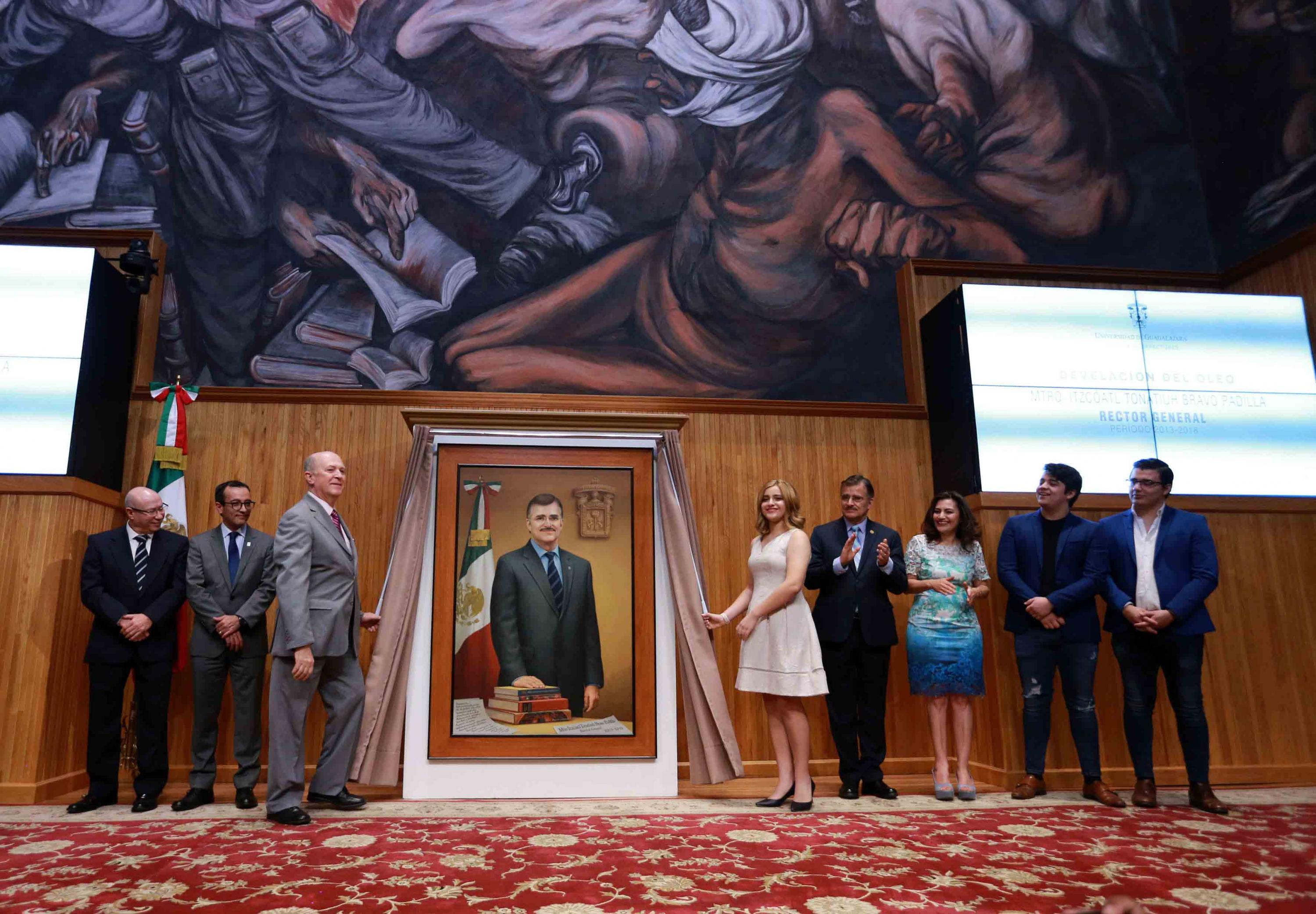Autoridades de la Universidad de Guadalajara y familiares del maestro Bravo Padilla, retirando la cortina de su retrato.