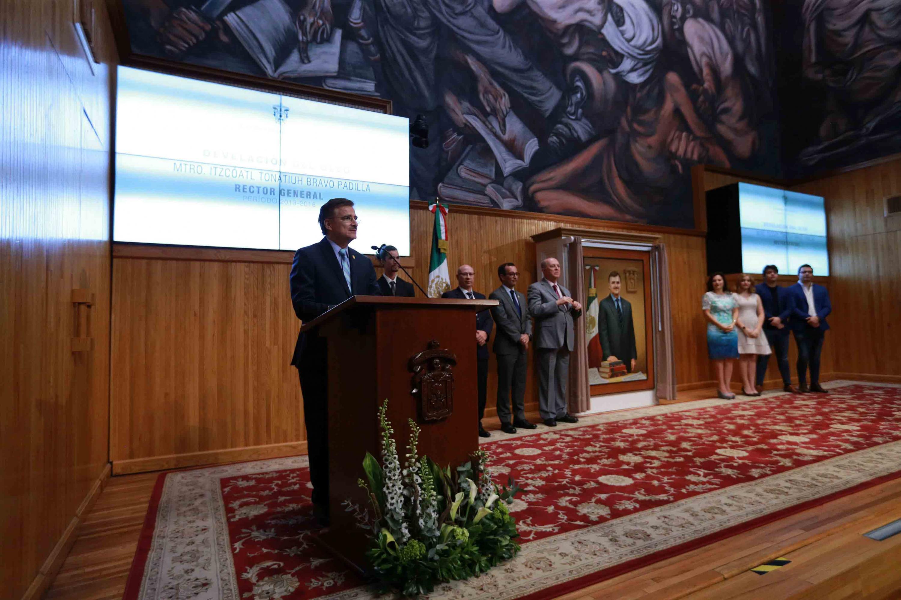 Maestro Itzcóatl Tonatiuh Bravo Padilla, ex Rector General de la Universidad de Guadalajara, haciendo uso de la voz