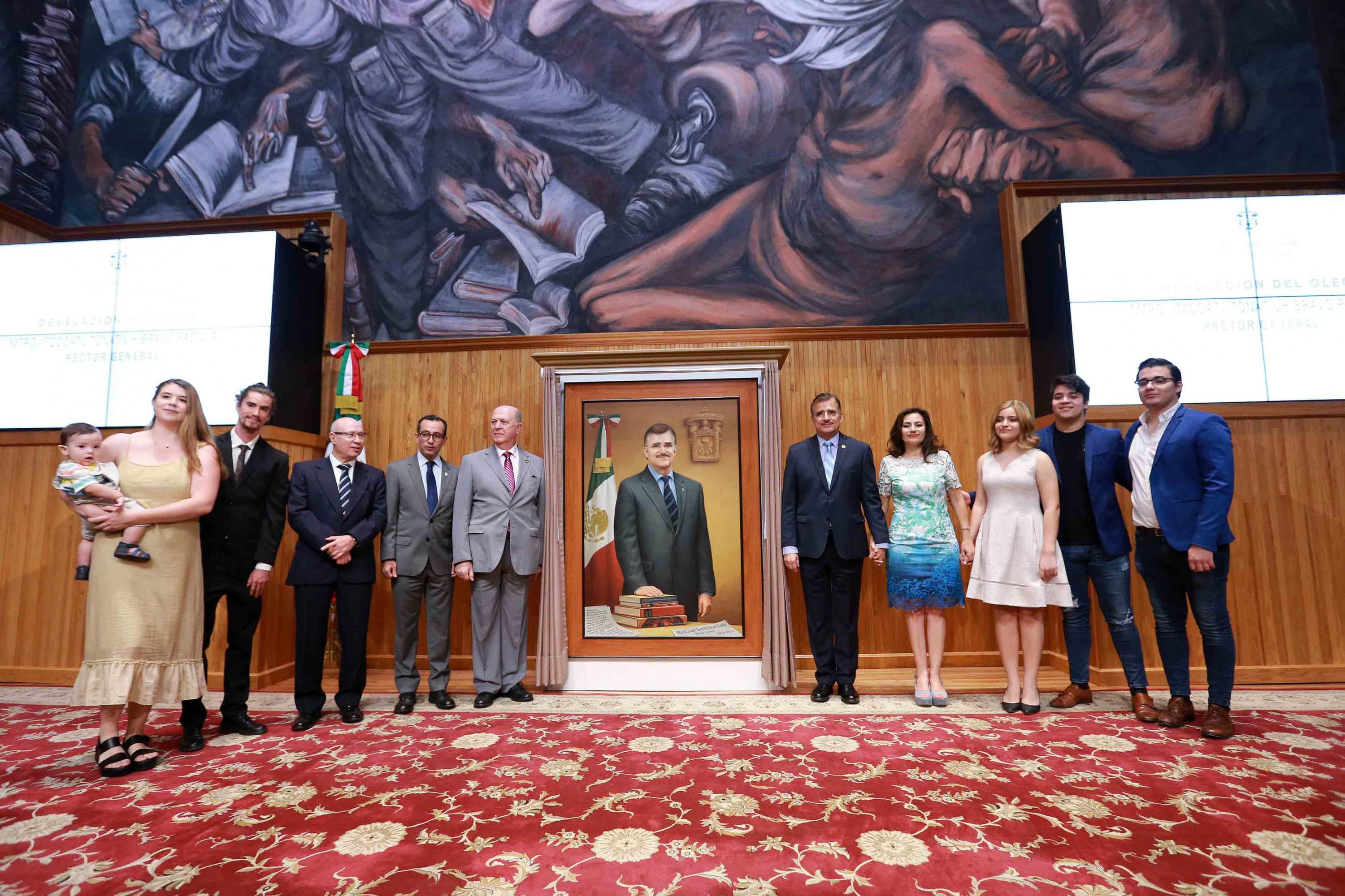 Toma de fotografía grupal de autoridades de la Universidad de Guadalajara y familiares del maestro Bravo Padilla, en la develación de su retrato.