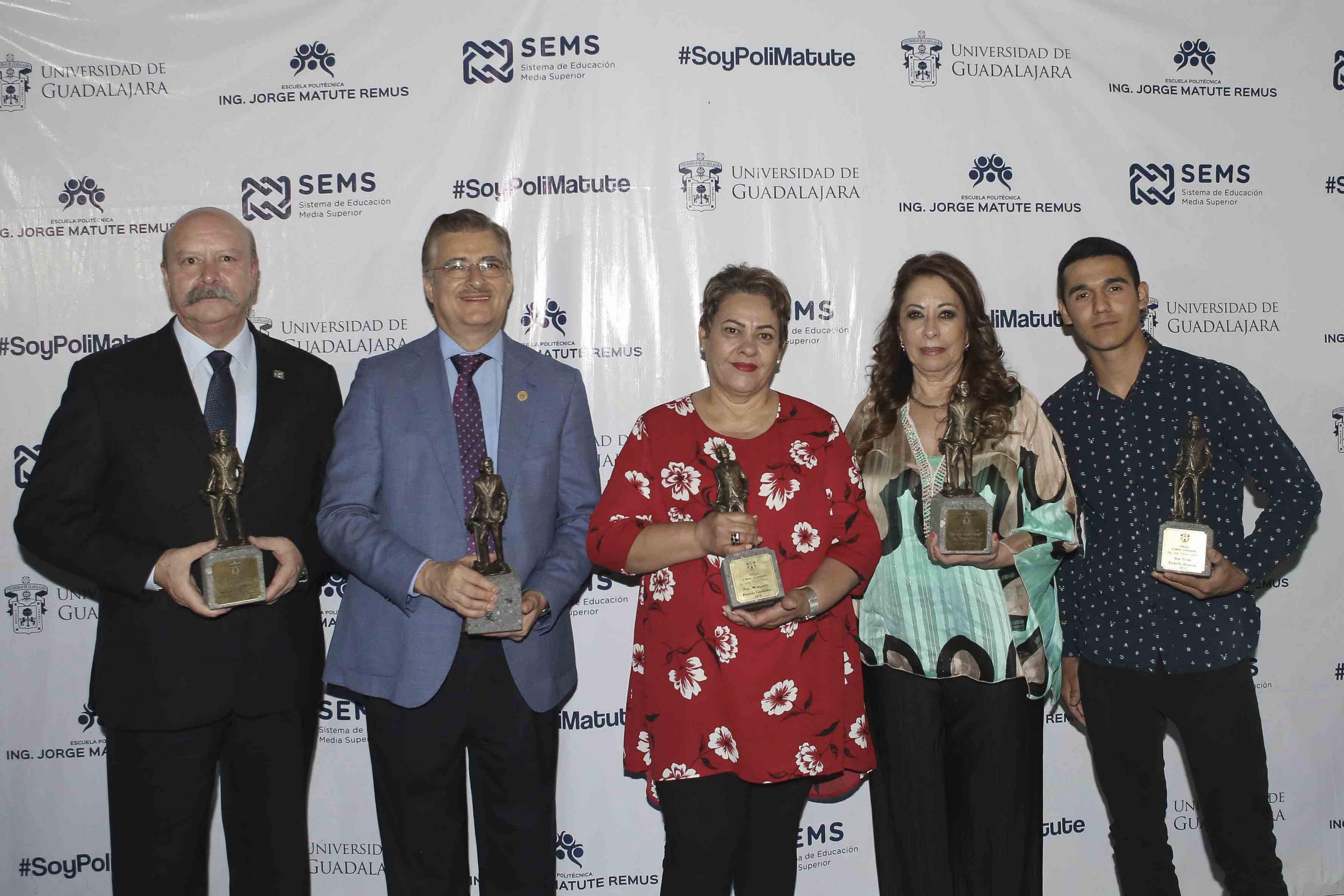 Representantes de la Universidad de Guadalajara, galardonados con la Presea al Mérito Universitario