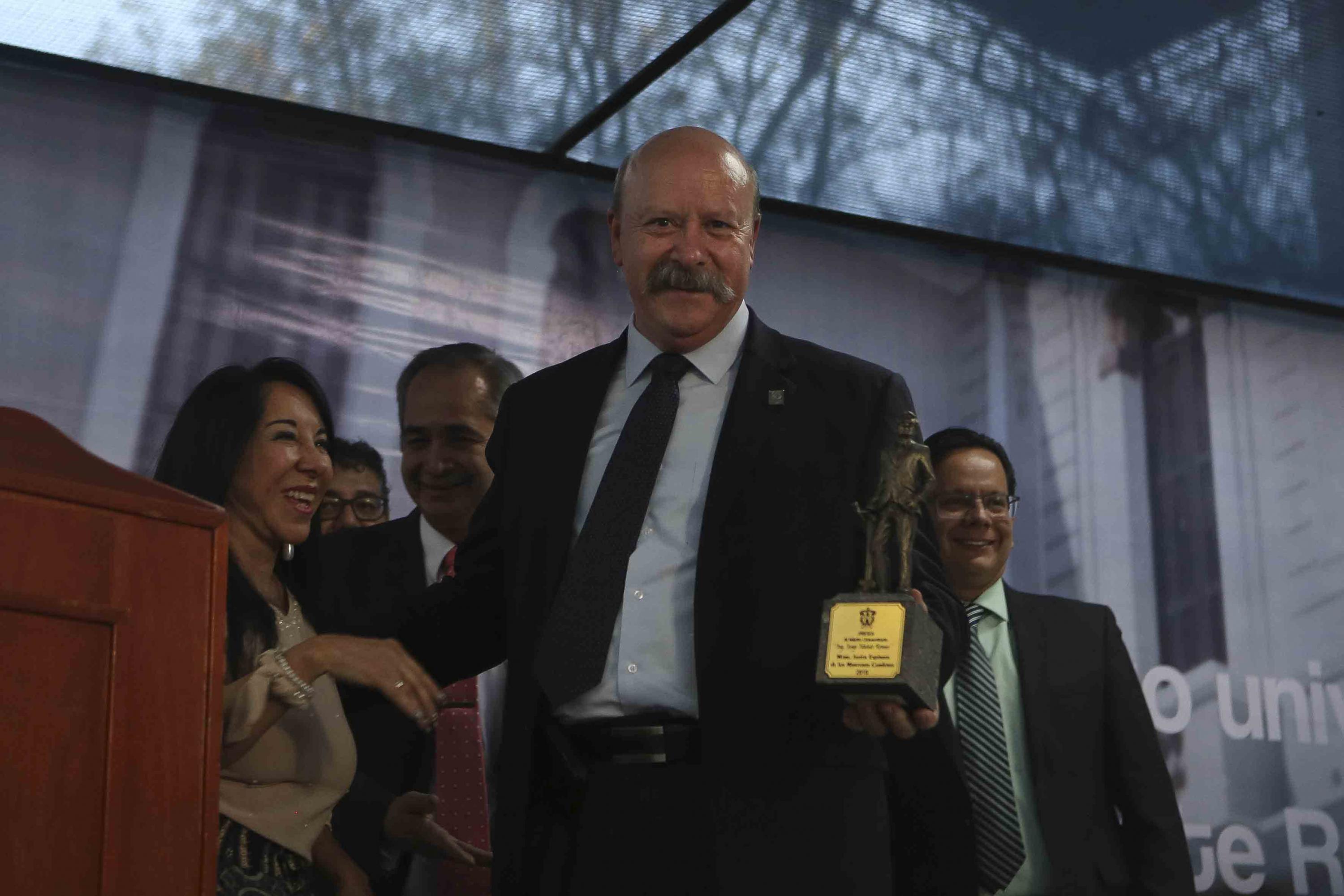 El maestro Javier Espinoza de los Monteros Cárdenas, director del Sistema de Educación Media Superior (SEMS), mostrando su presea