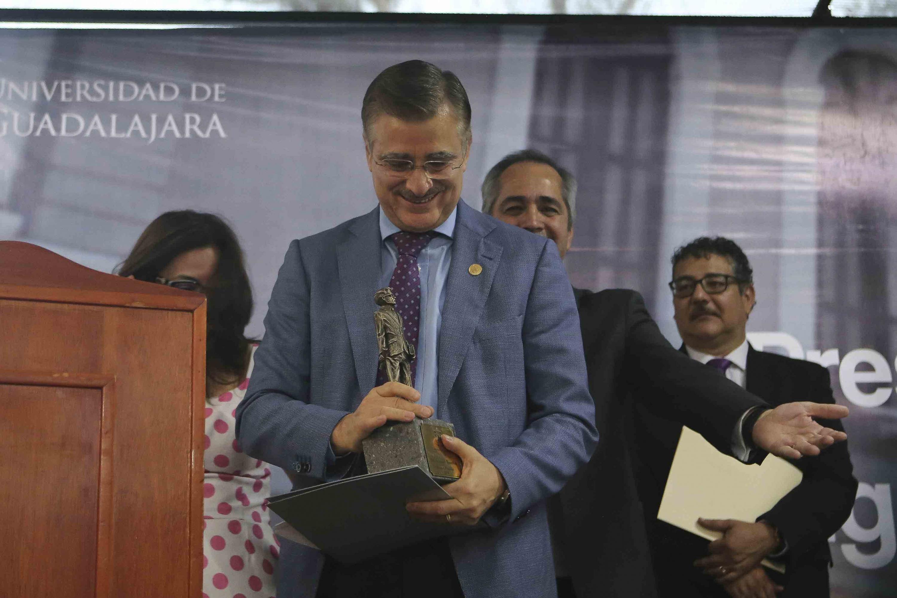 El maestro  Itzcóatl Tonatiuh Bravo Padilla, ex Rector General de la Universidad de Guadalajara (UdeG), recibiendo la presea