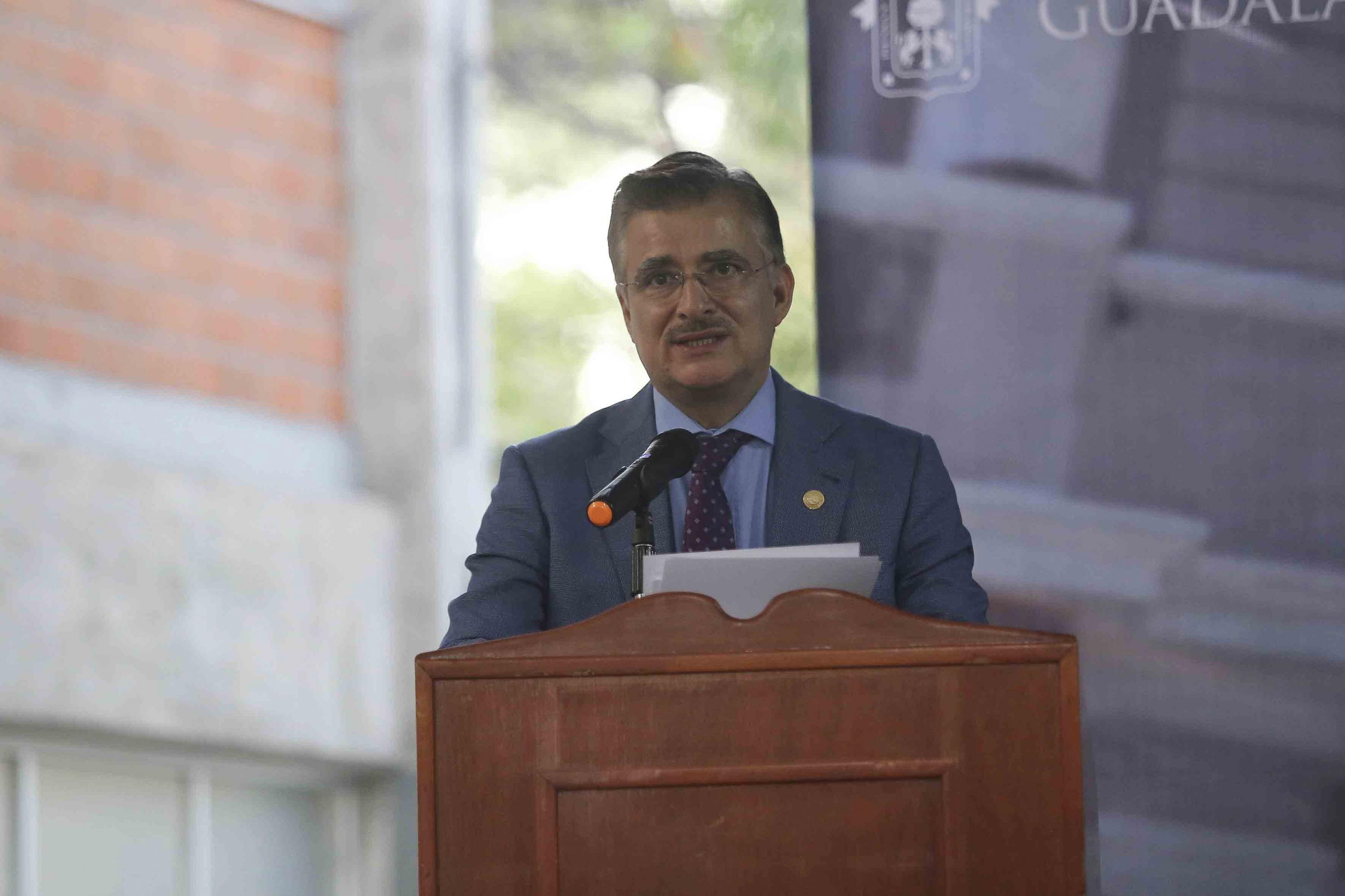 El maestro  Itzcóatl Tonatiuh Bravo Padilla, ex Rector General de la Universidad de Guadalajara (UdeG) en uso de la palabra