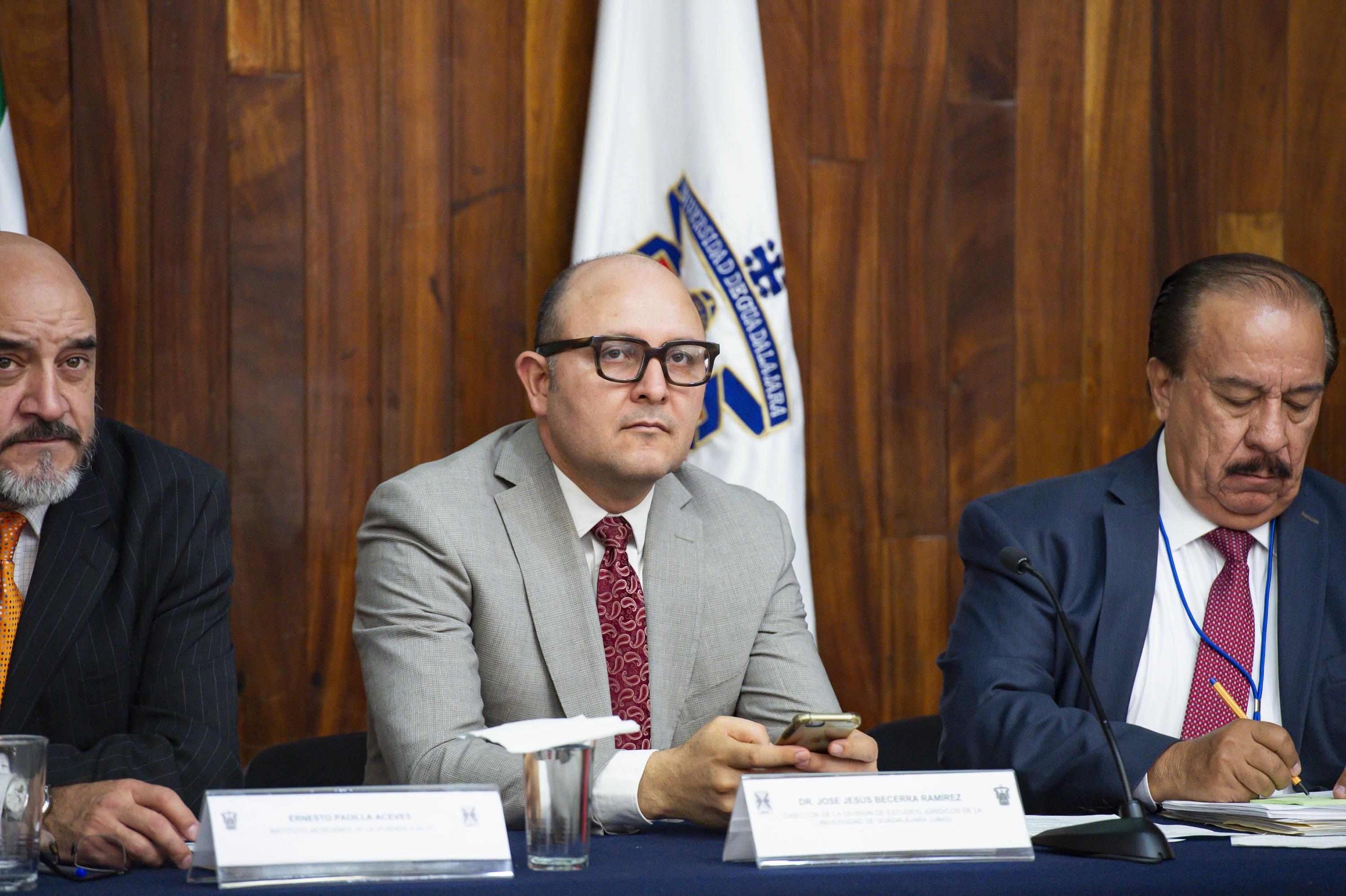 El Director de la División de Estudios Jurídicos del CUCSH, doctor José de Jesús Becerra Ramírez, en el presídium