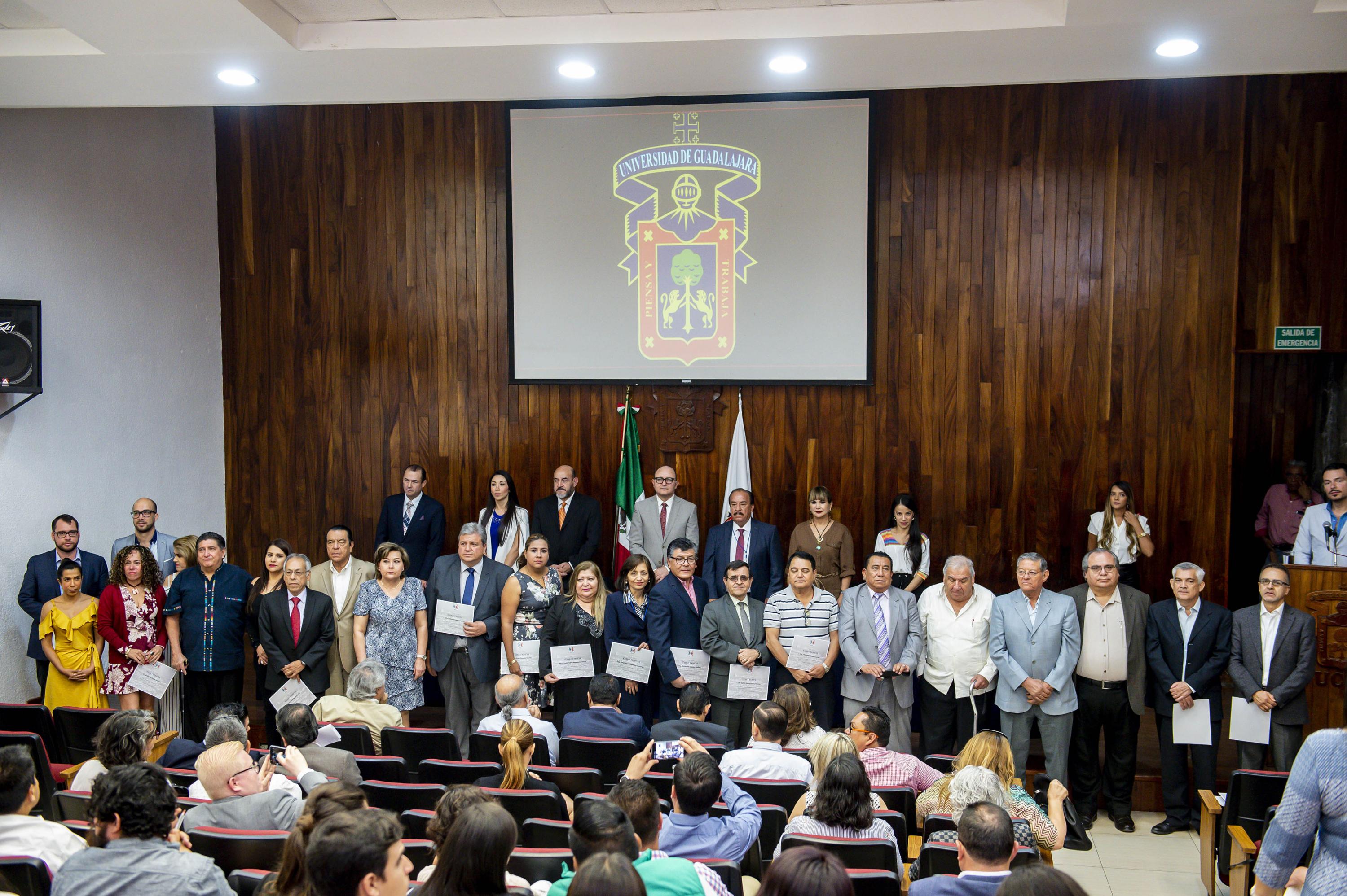 Autoridades universitarias y miembros de la Academia Mexicana de Desarrollo Urbano, participando en la ceremonia de reconocimientos