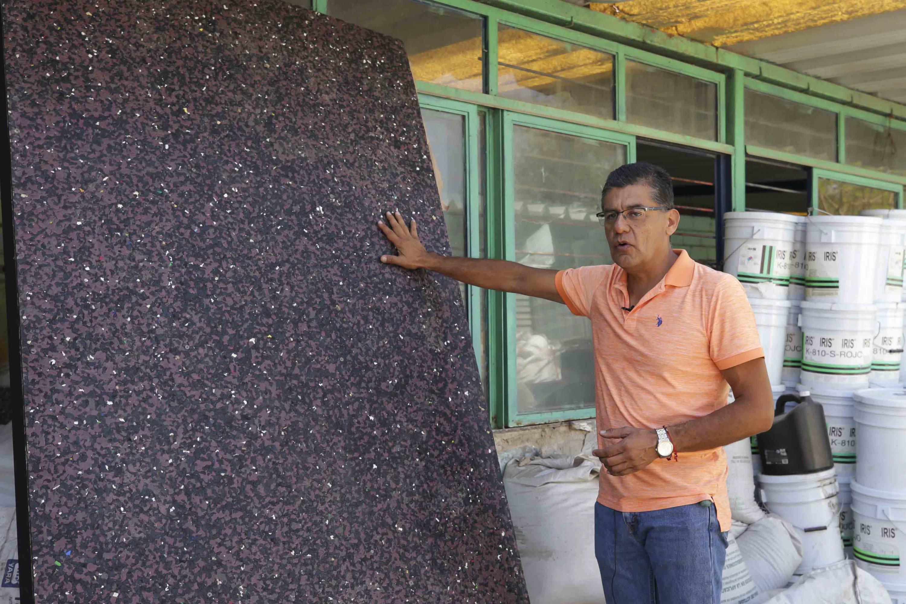 Egresado del CUCEI crea placas plásticas para construir casas resistentes a  sismos | Universidad de Guadalajara