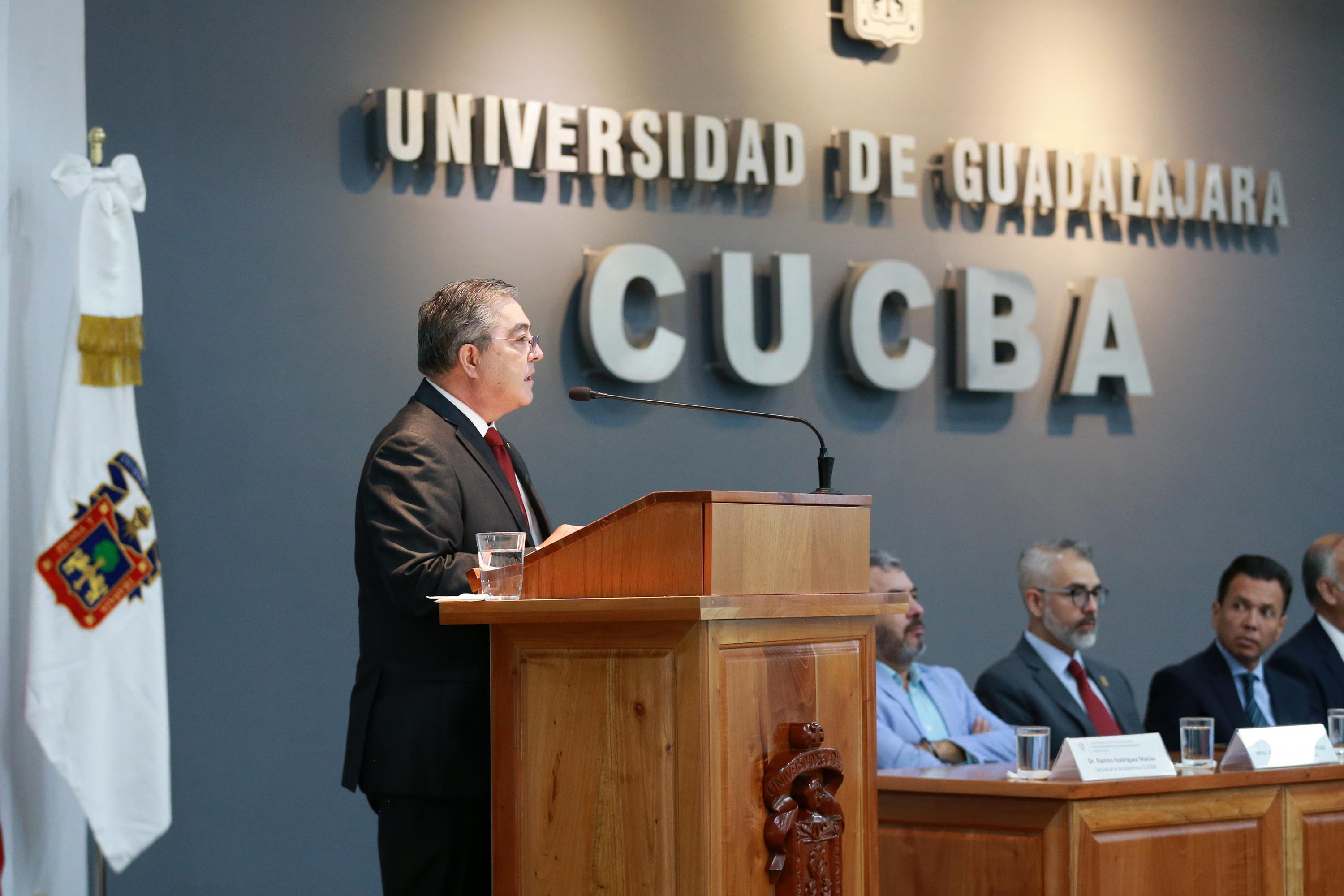 Rector del Centro Universitario de Ciencias Biológicas y Agropecuarias (CUCBA), doctor Carlos Beas Zárate, desde el podio haciendo uso de la voz