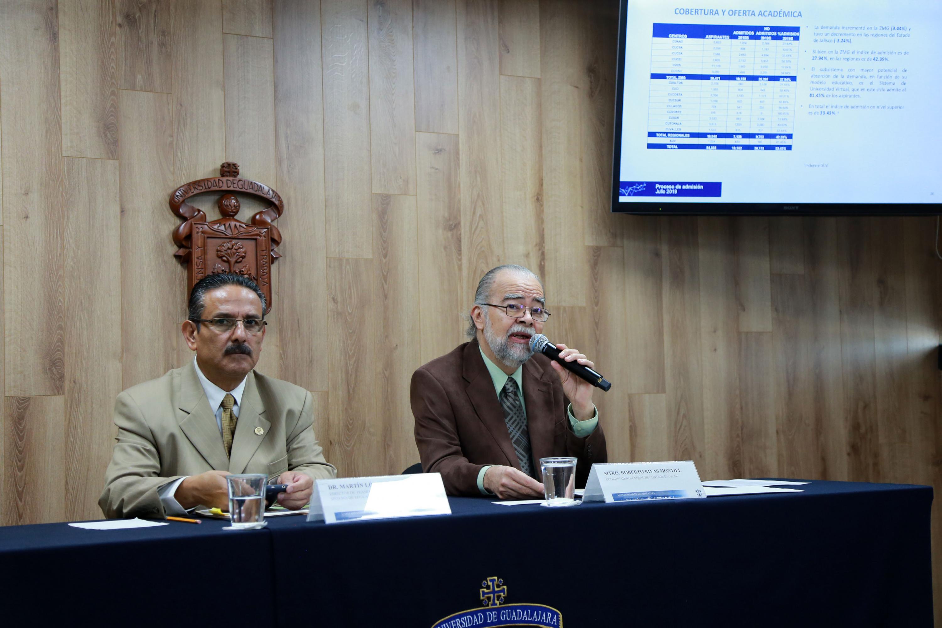 El Coordinador General de Control Escolar, maestro Roberto Rivas Montiel, el Director de Trámites y Control Escolar del SEMS, doctor Martín López García