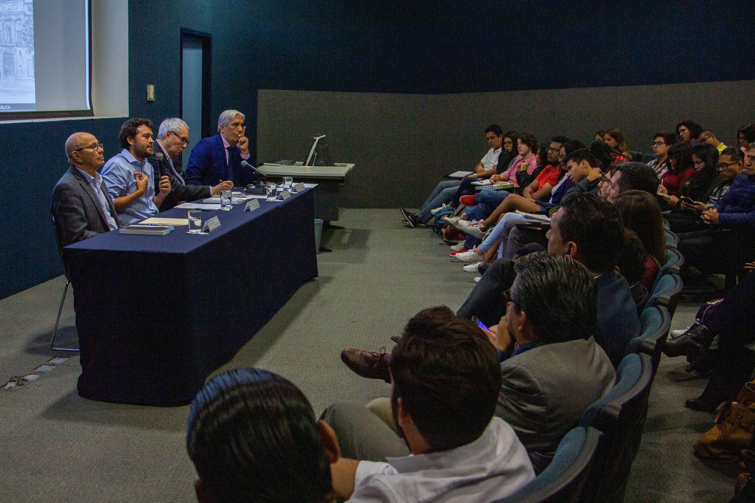 El doctor Édgar Alejandro Ruvalcaba Gómez, profesor de la maestría en Gobierno Electrónico, durante la presentación de su libro Gobierno abierto