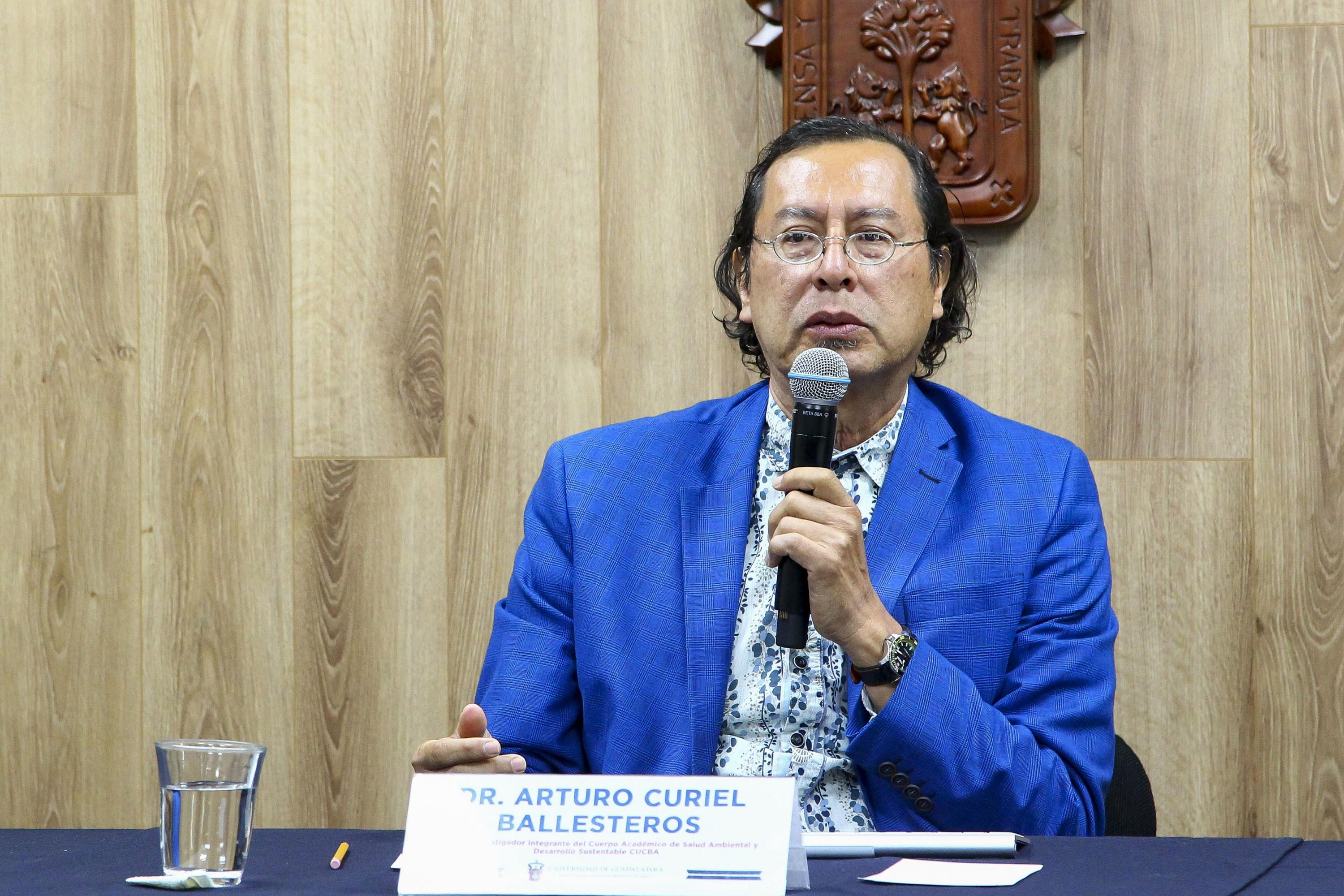 El doctor Arturo Curiel Ballesteros, profesor investigador del CUCBA